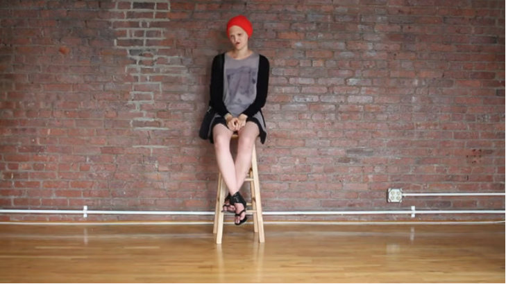 Không tóc, không răng, gương mặt khác lạ: Vì sao cô gái này vẫn thành người mẫu nổi tiếng? - Ảnh 2.