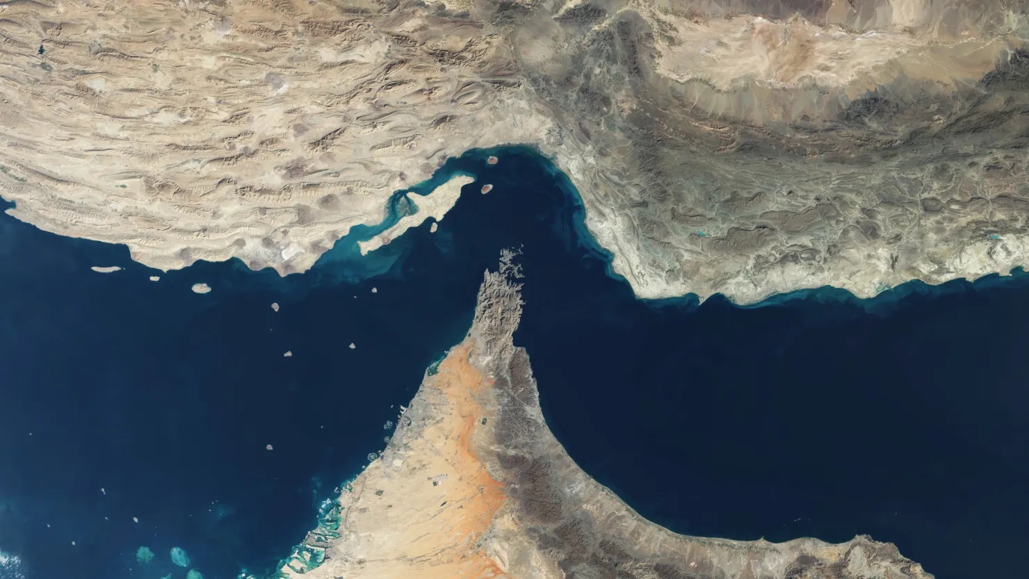 Eo biển Hormuz căng thẳng: Mỹ và Iran đồng loạt cáo buộc nhau nổ súng trước- Ảnh 1.