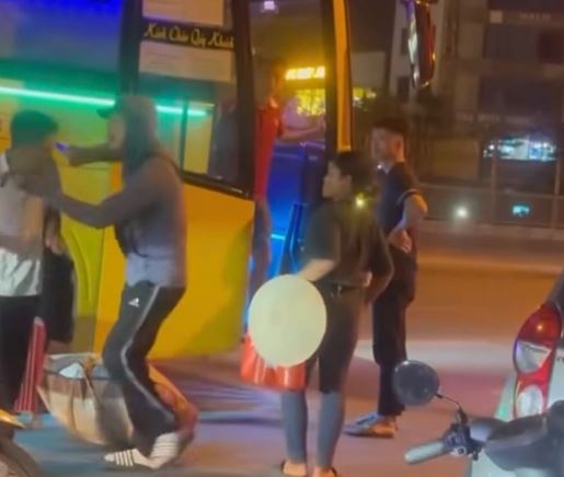 X&aacute;c minh vụ t&agrave;i xế xe &ocirc;m r&uacute;t vật nhọn đe dọa kh&aacute;ch, &eacute;p trả 700.000 đồng cho cuốc xe 10km - Ảnh 1.