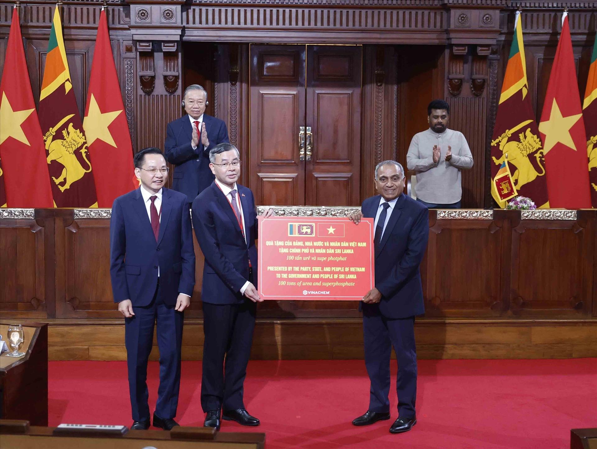 Việt Nam tặng Sri Lanka 100 tấn ure và supe phốt phát- Ảnh 1.