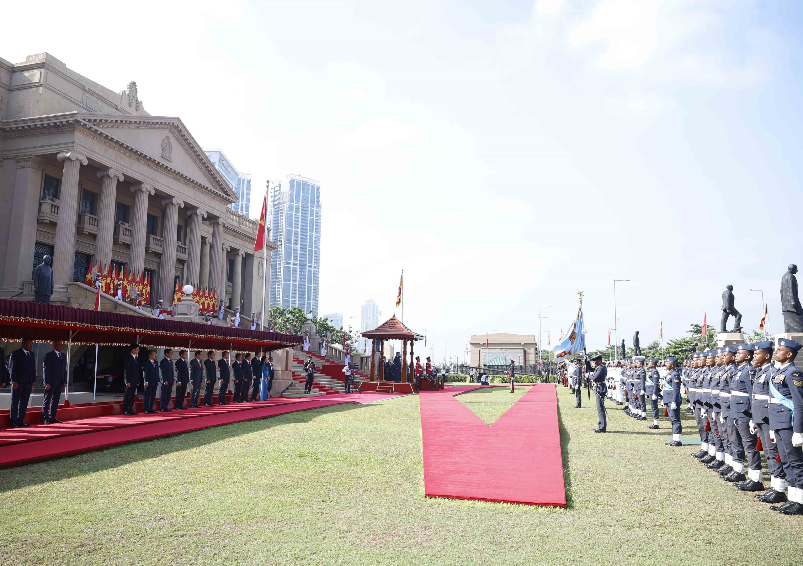 Sri Lanka bắn 21 loạt đại b&aacute;c ch&agrave;o mừng Tổng B&iacute; thư, Chủ tịch nước T&ocirc; L&acirc;m - Ảnh 2.