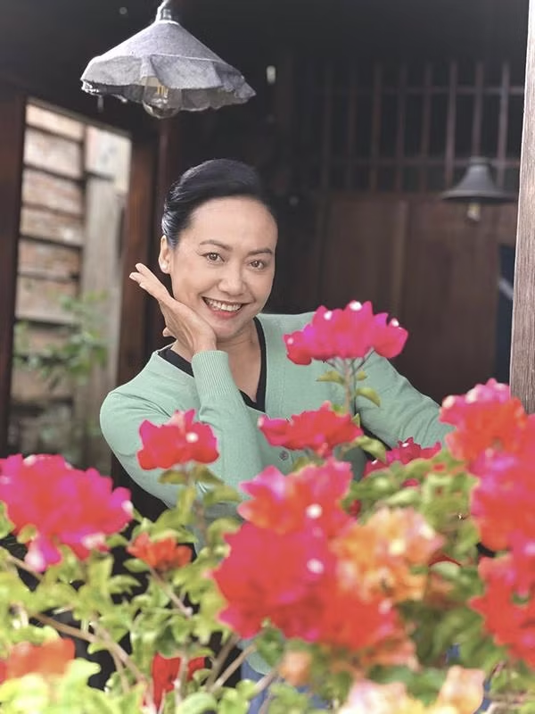 Nữ diễn vi&ecirc;n Hồng &Aacute;nh sau biến cố sức khỏe, tuổi U50 lạc quan vi&ecirc;n m&atilde;n b&ecirc;n chồng CEO- Ảnh 3.