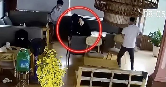 Điều tra vụ nh&oacute;m thanh ni&ecirc;n mang hung kh&iacute; v&agrave;o qu&aacute;n c&agrave; ph&ecirc; tấn c&ocirc;ng khiến 1 người tử vong - Ảnh 2.