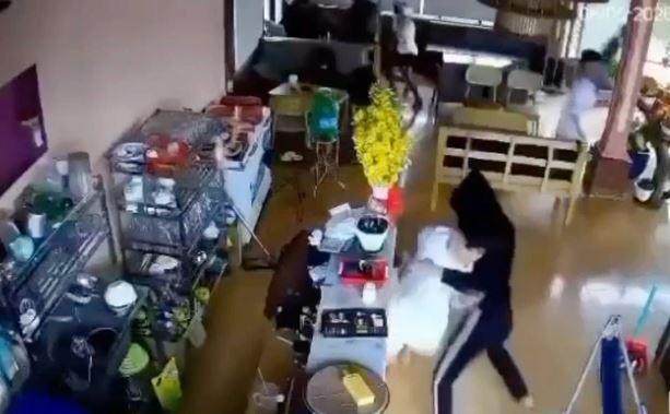 Điều tra vụ nh&oacute;m thanh ni&ecirc;n mang hung kh&iacute; v&agrave;o qu&aacute;n c&agrave; ph&ecirc; tấn c&ocirc;ng khiến 1 người tử vong - Ảnh 1.