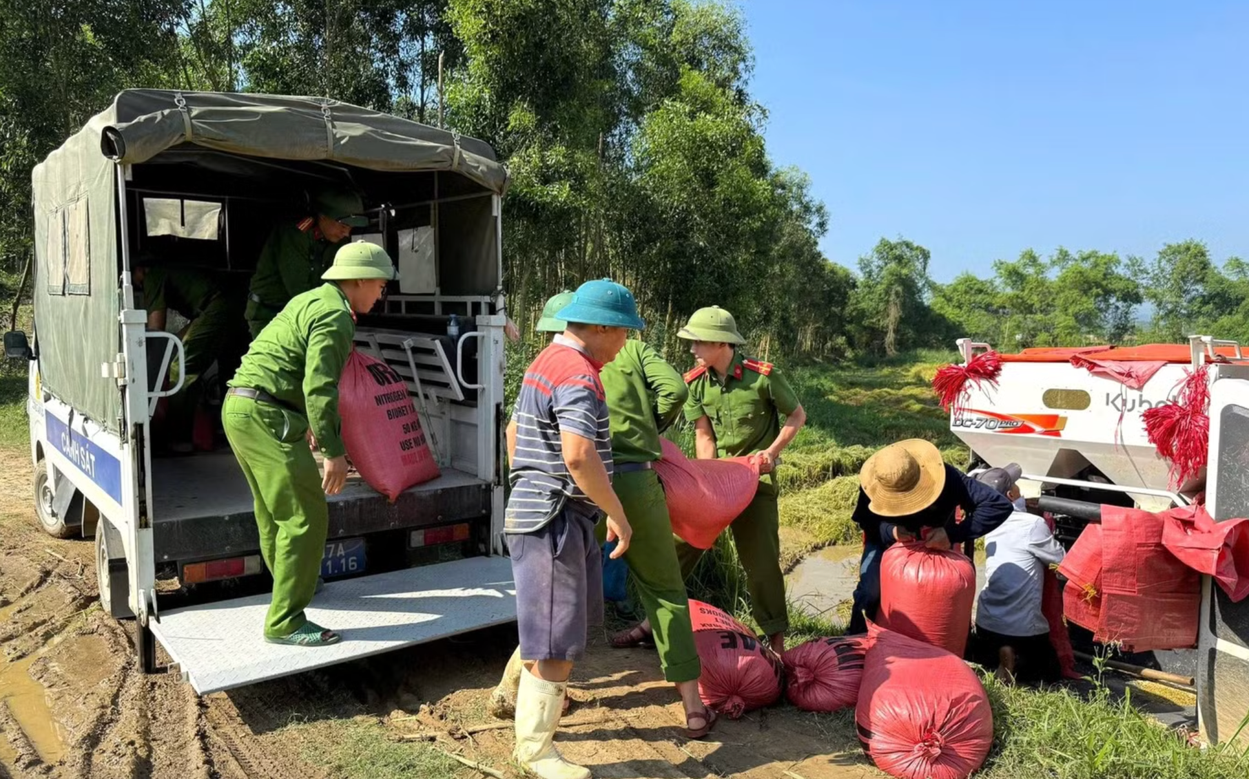 C&ocirc;ng an xuống đồng gi&uacute;p d&acirc;n gặt l&uacute;a sau gi&ocirc;ng lốc v&agrave; "l&aacute; đơn cảm ơn" g&acirc;y x&uacute;c động- Ảnh 10.