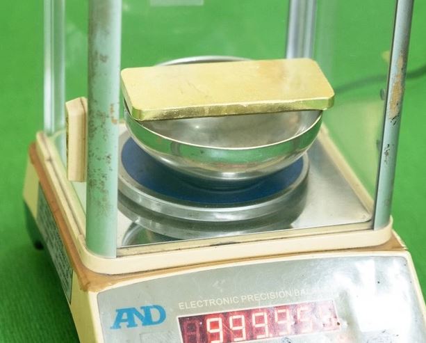Bắt nam thanh ni&ecirc;n vận chuyển gần 1kg v&agrave;ng qua bi&ecirc;n giới để nhận tiền c&ocirc;ng 700.000 đồng - Ảnh 2.