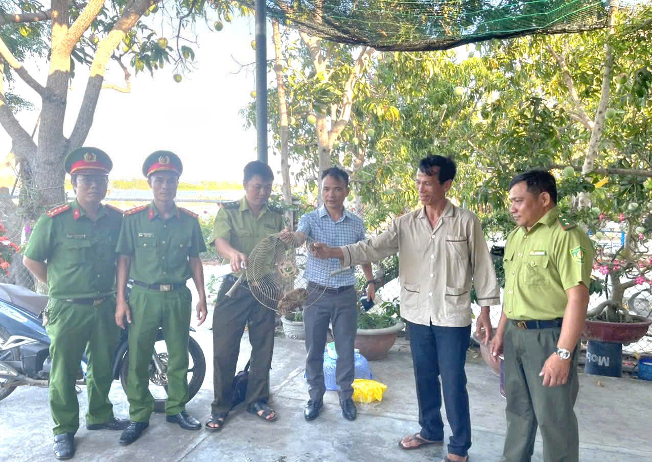 Ph&aacute;t hiện &ldquo;vị kh&aacute;ch lạ&rdquo; mắt tr&ograve;n giữa đ&igrave;a c&aacute;, người đ&agrave;n &ocirc;ng bất ngờ khi biết đ&oacute; l&agrave; lo&agrave;i qu&yacute; hiếm - Ảnh 3.