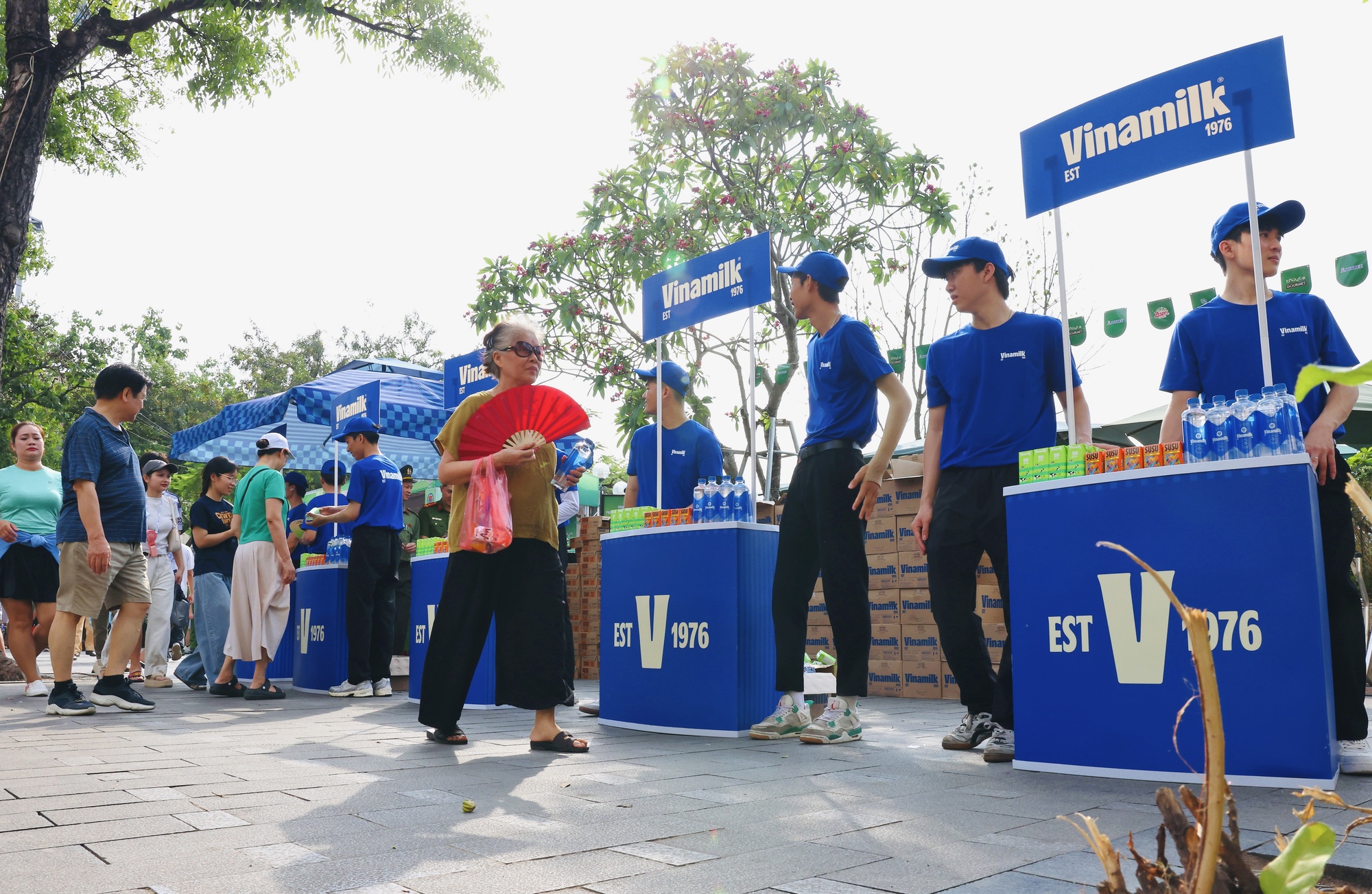 Vinamilk hỗ trợ 40.000 sản phẩm dinh dưỡng cho chương trình “Tổ quốc bình yên” - Ảnh 2.