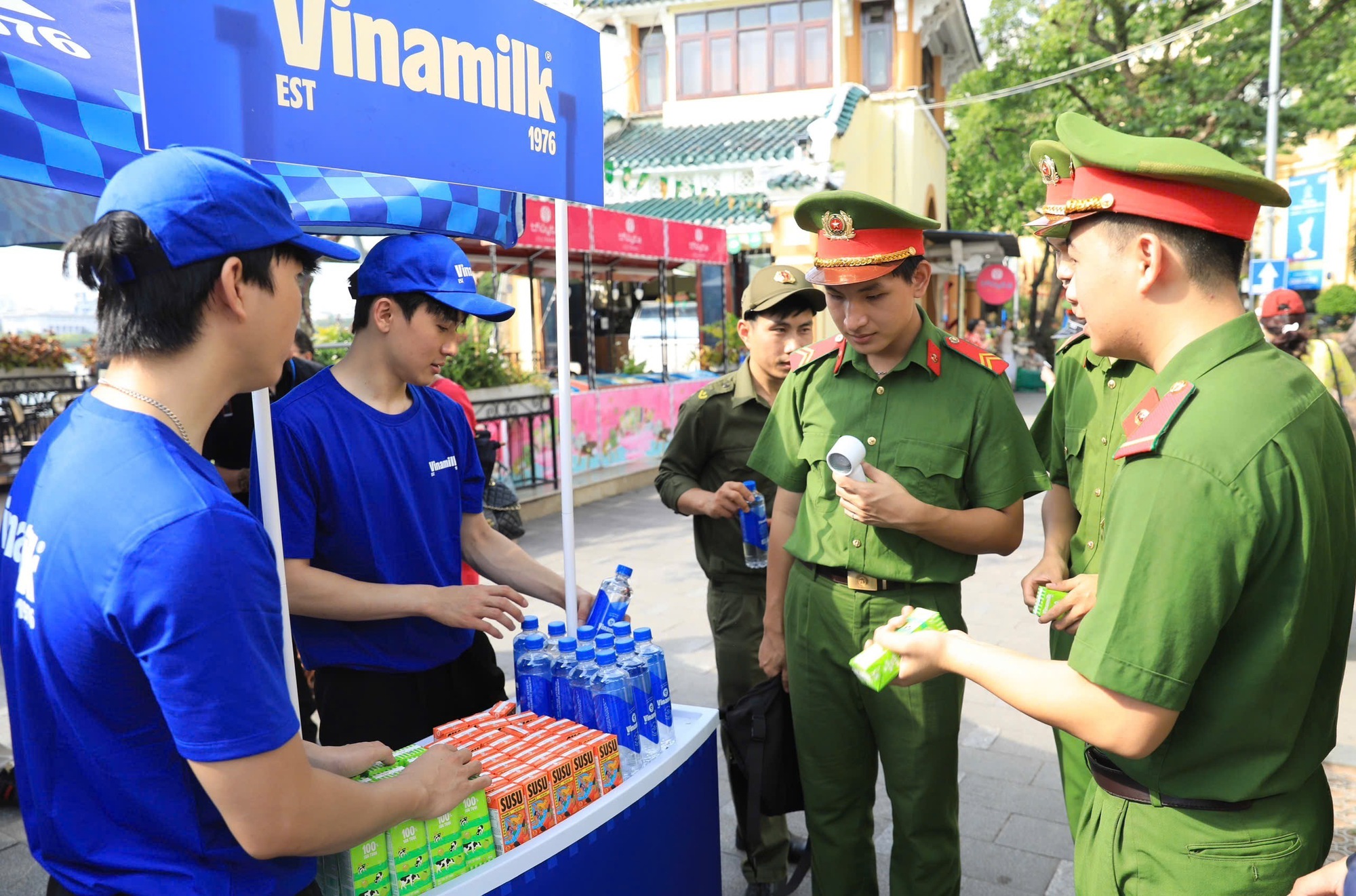 Vinamilk hỗ trợ 40.000 sản phẩm dinh dưỡng cho chương trình “Tổ quốc bình yên” - Ảnh 3.