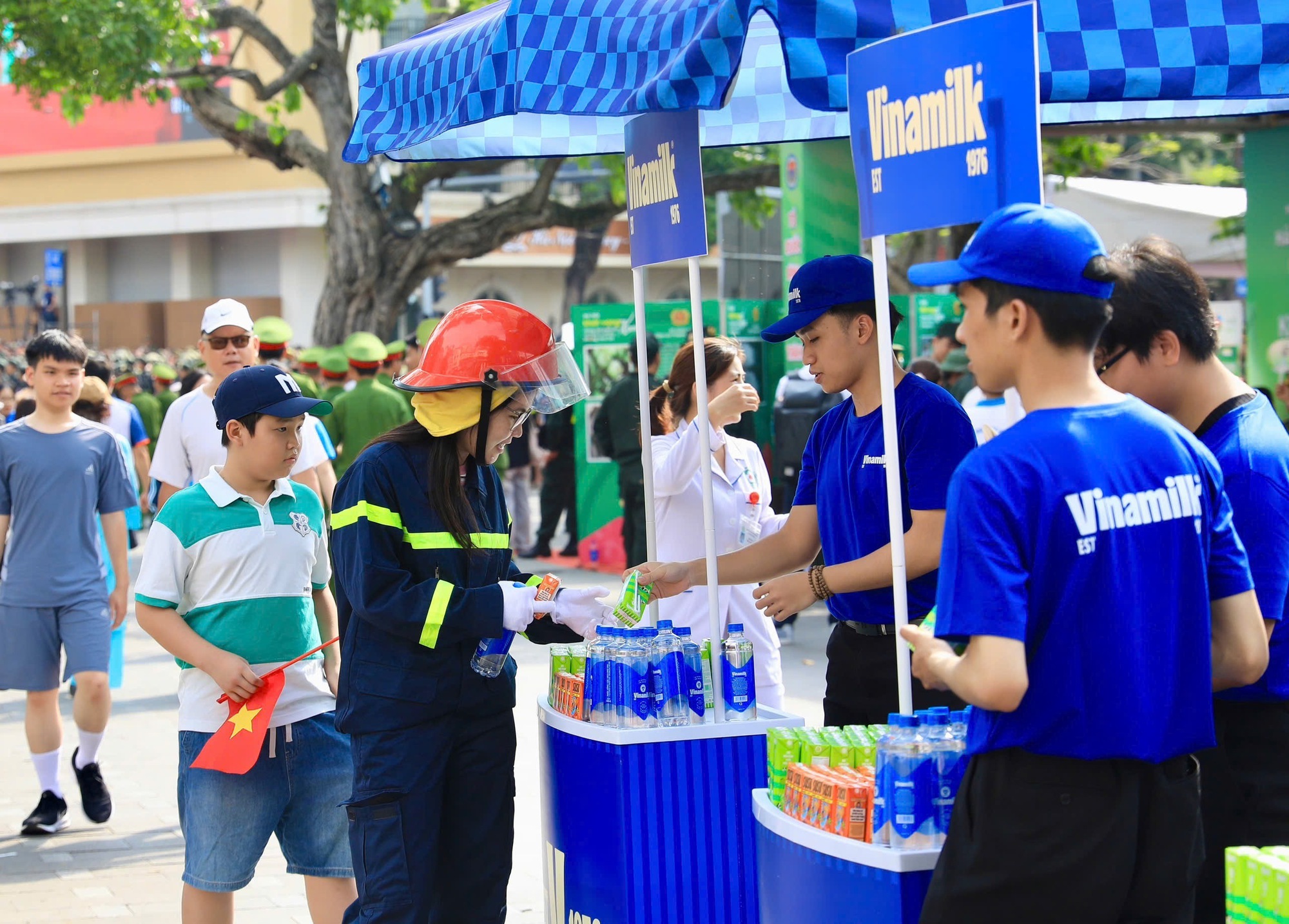 Vinamilk hỗ trợ 40.000 sản phẩm dinh dưỡng cho chương trình “Tổ quốc bình yên” - Ảnh 4.