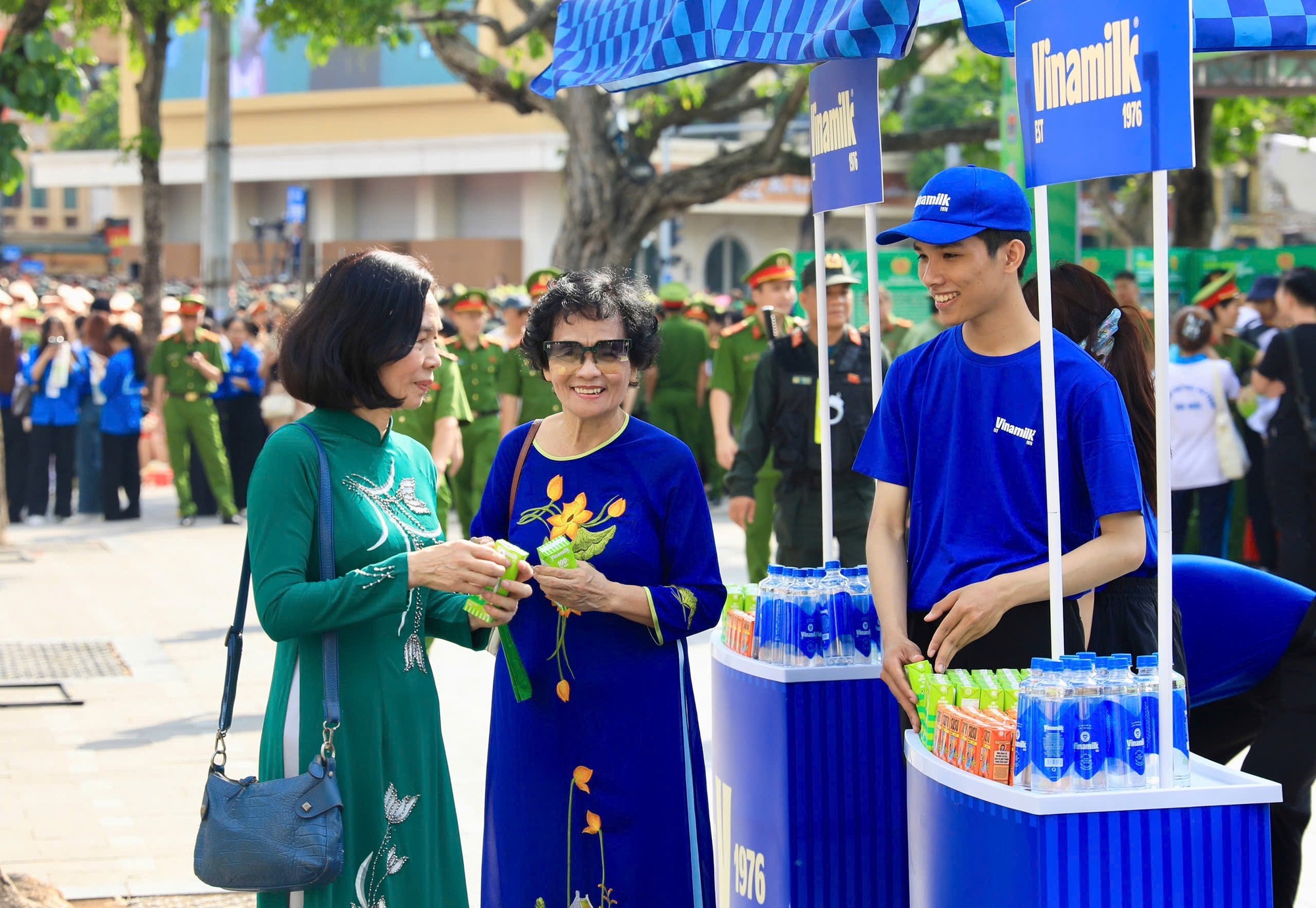 Vinamilk hỗ trợ 40.000 sản phẩm dinh dưỡng cho chương trình “Tổ quốc bình yên” - Ảnh 7.