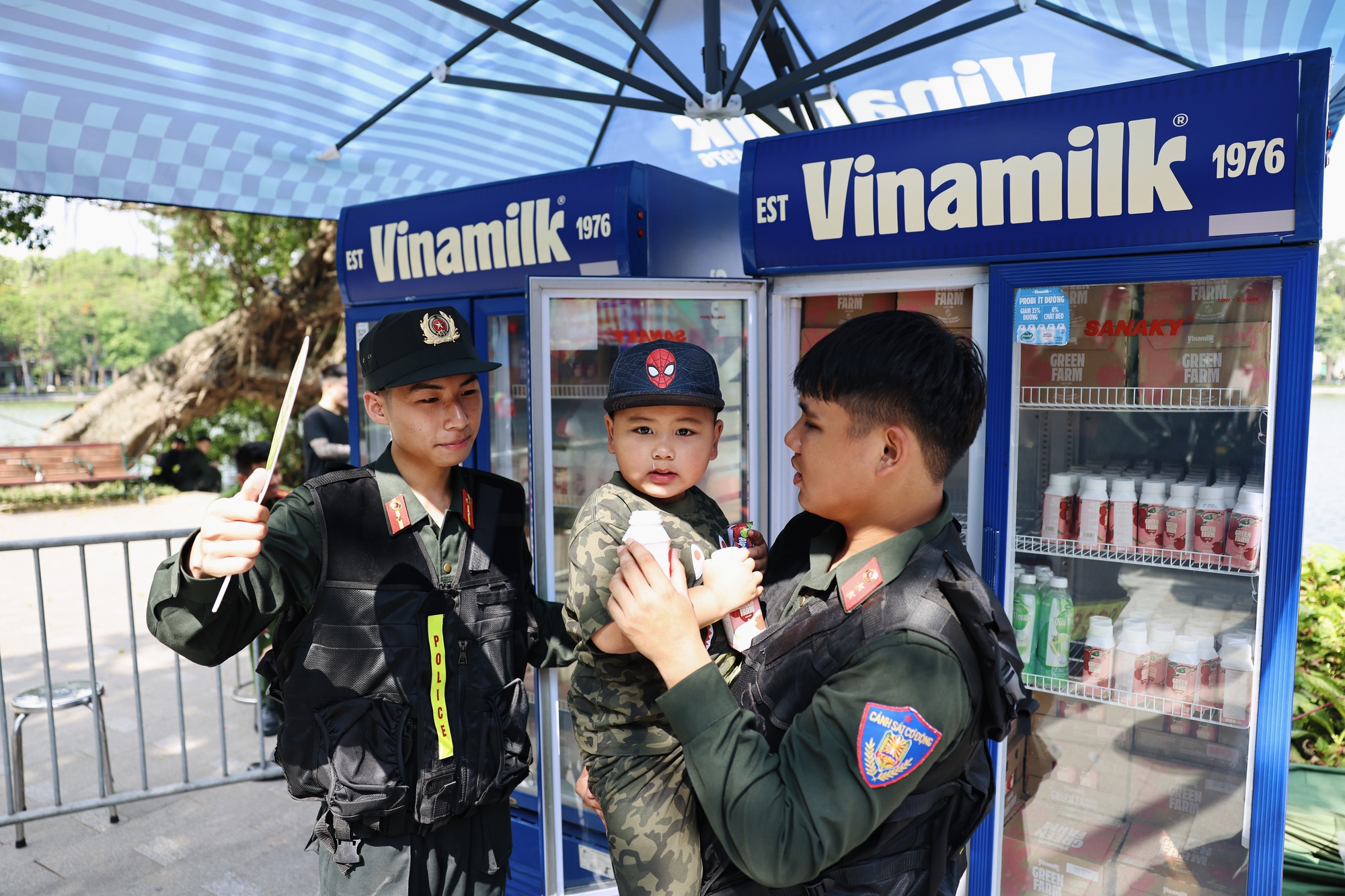 Vinamilk hỗ trợ 40.000 sản phẩm dinh dưỡng cho chương trình “Tổ quốc bình yên” - Ảnh 9.