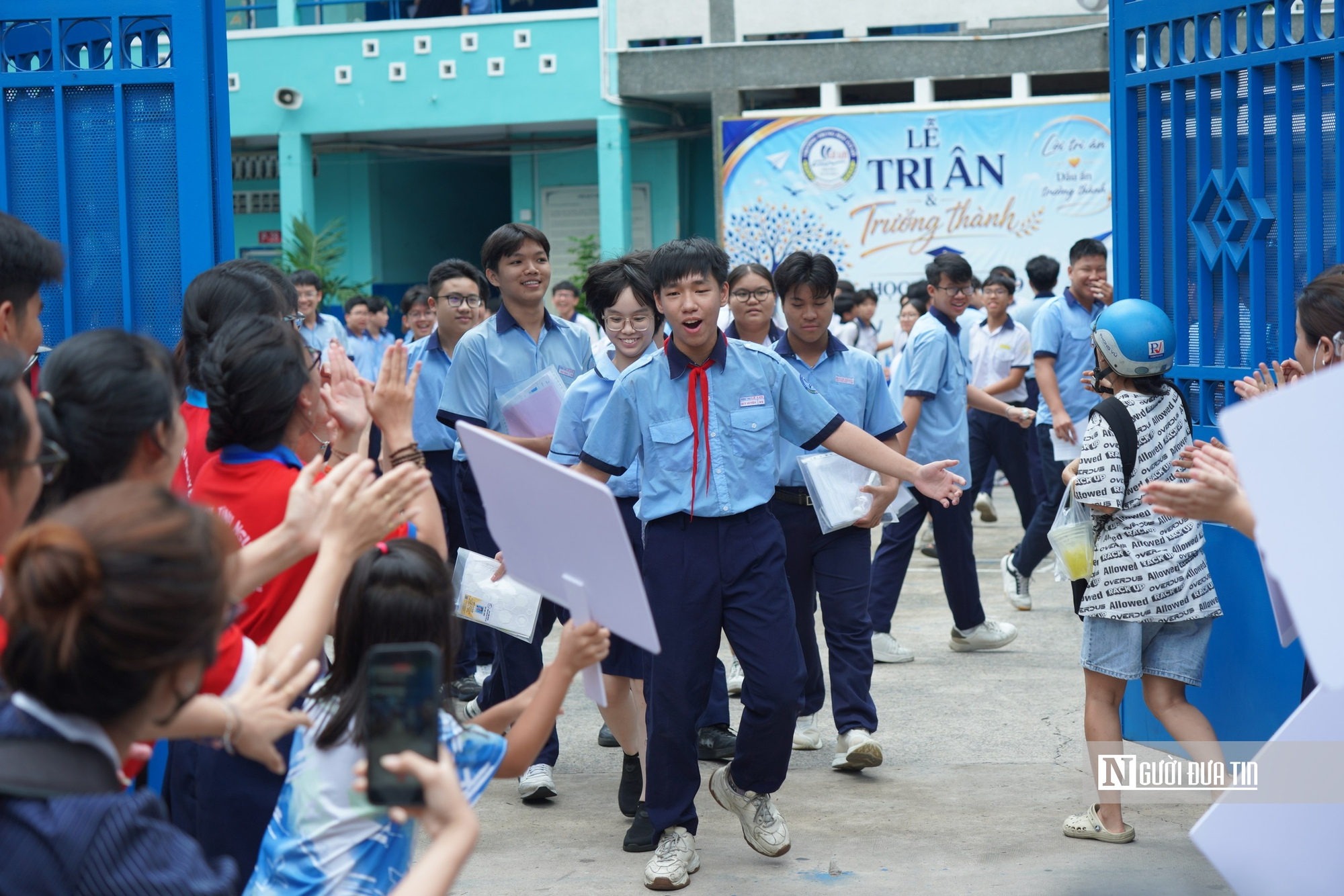 Tp.HCM: Thí sinh cười tươi rời phòng thi lớp 10, nhiều em tự tin đạt 8 điểm Văn- Ảnh 16. Tp.HCM: Thí sinh cười tươi rời phòng thi lớp 10, nhiều em tự tin đạt 8 điểm Văn- Ảnh 16.