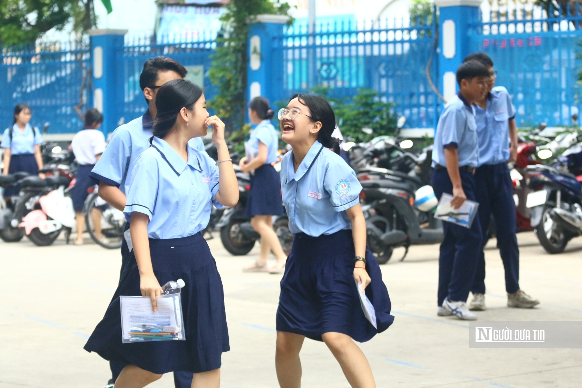 Tp.HCM: Thí sinh cười tươi rời phòng thi lớp 10, nhiều em tự tin đạt 8 điểm Văn- Ảnh 19. Tp.HCM: Thí sinh cười tươi rời phòng thi lớp 10, nhiều em tự tin đạt 8 điểm Văn- Ảnh 19.