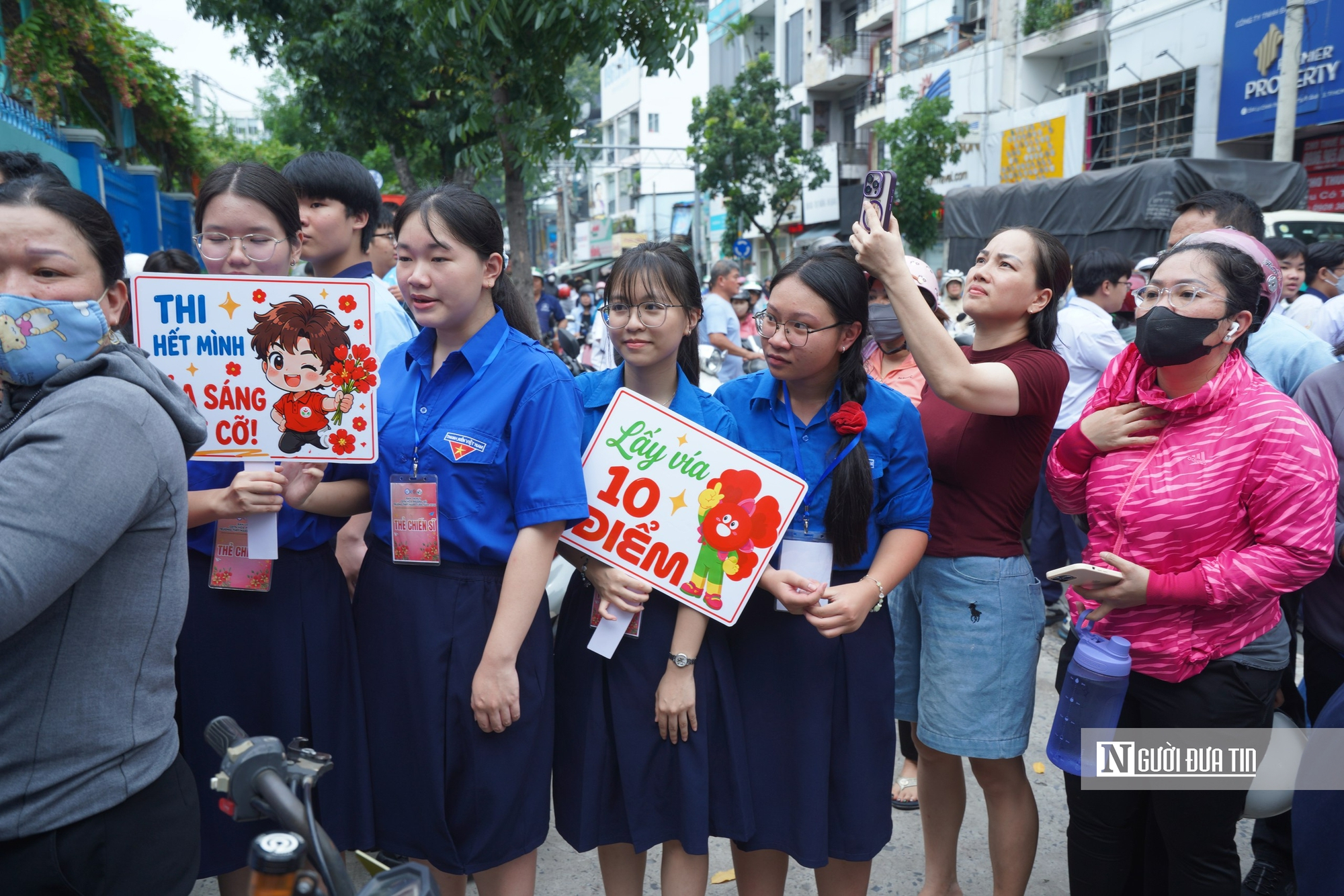 Tp.HCM: Thí sinh cười tươi rời phòng thi lớp 10, nhiều em tự tin đạt 8 điểm Văn- Ảnh 6. Tp.HCM: Thí sinh cười tươi rời phòng thi lớp 10, nhiều em tự tin đạt 8 điểm Văn- Ảnh 6.