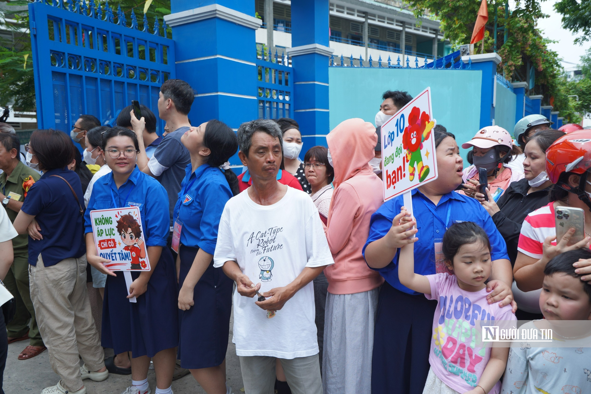 Tp.HCM: Thí sinh cười tươi rời phòng thi lớp 10, nhiều em tự tin đạt 8 điểm Văn- Ảnh 9. Tp.HCM: Thí sinh cười tươi rời phòng thi lớp 10, nhiều em tự tin đạt 8 điểm Văn- Ảnh 9.
