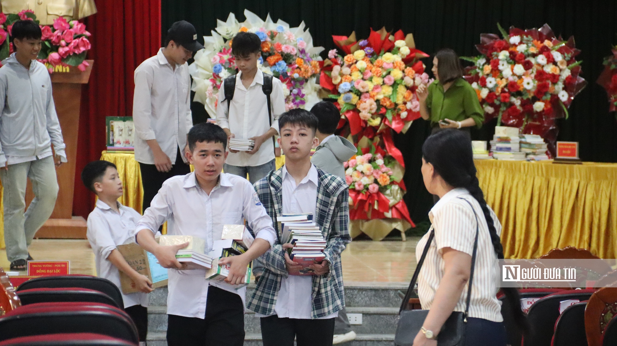 Lan tỏa văn hóa đọc từ những cuốn sách được trao tặng- Ảnh 7. Lan tỏa văn hóa đọc từ những cuốn sách được trao tặng- Ảnh 7.