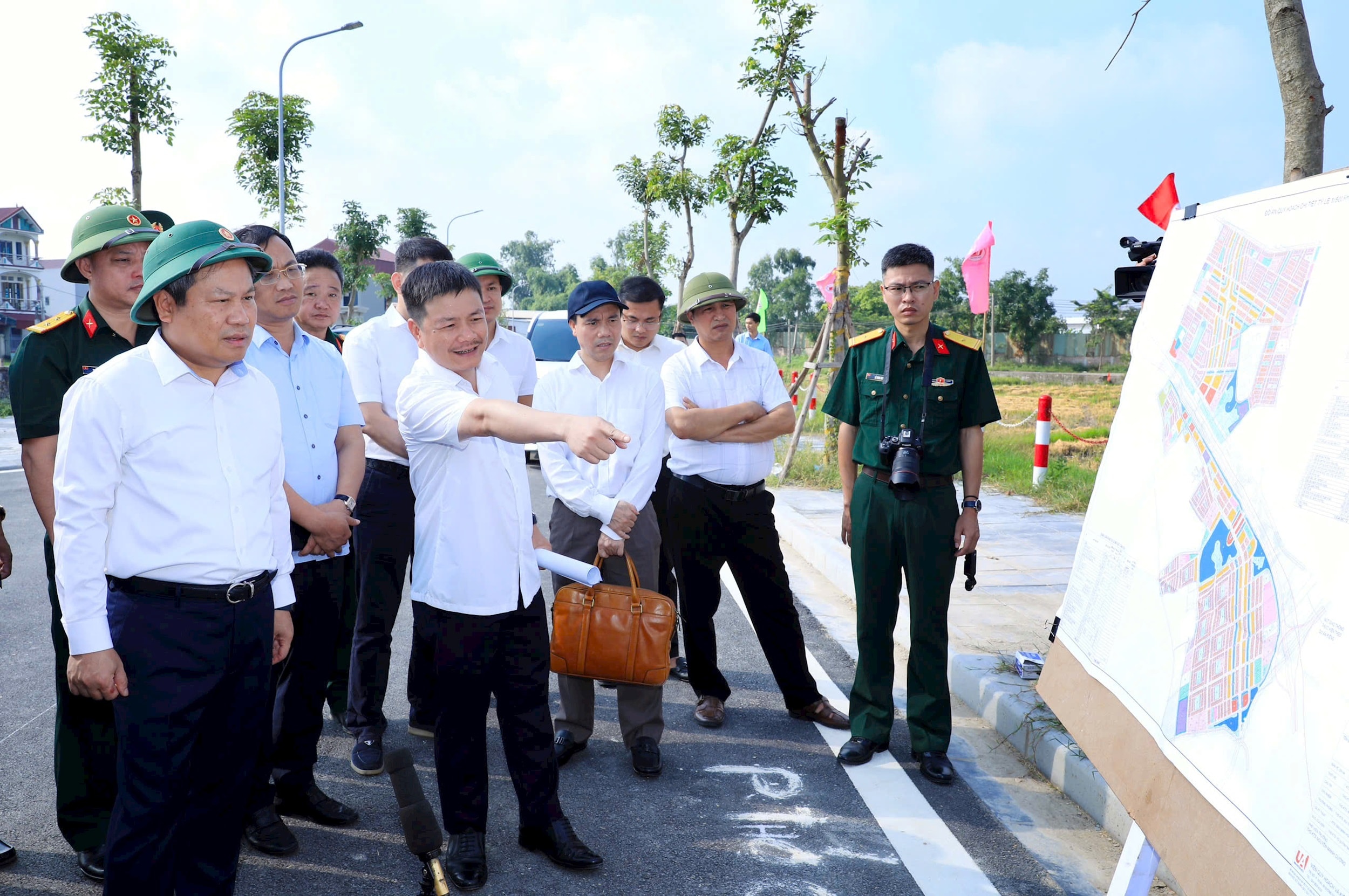 Chủ tịch Hà Nội yêu cầu đẩy nhanh tiến độ thực hiện 2 khu đô thị đa mục tiêu- Ảnh 1.