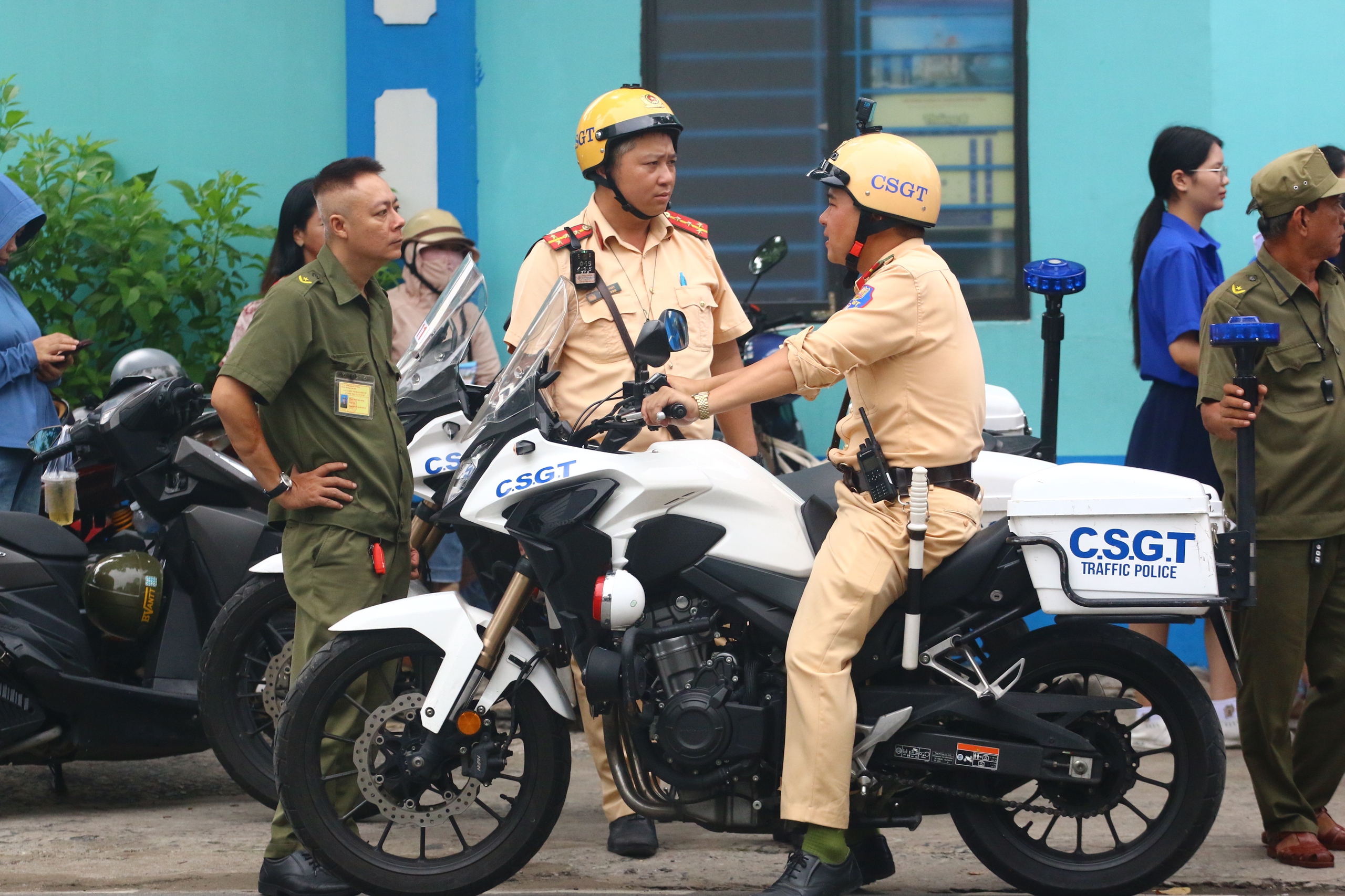 Tp.HCM: Thí sinh cười tươi rời phòng thi lớp 10, nhiều em tự tin đạt 8 điểm Văn- Ảnh 11. Tp.HCM: Thí sinh cười tươi rời phòng thi lớp 10, nhiều em tự tin đạt 8 điểm Văn- Ảnh 11.