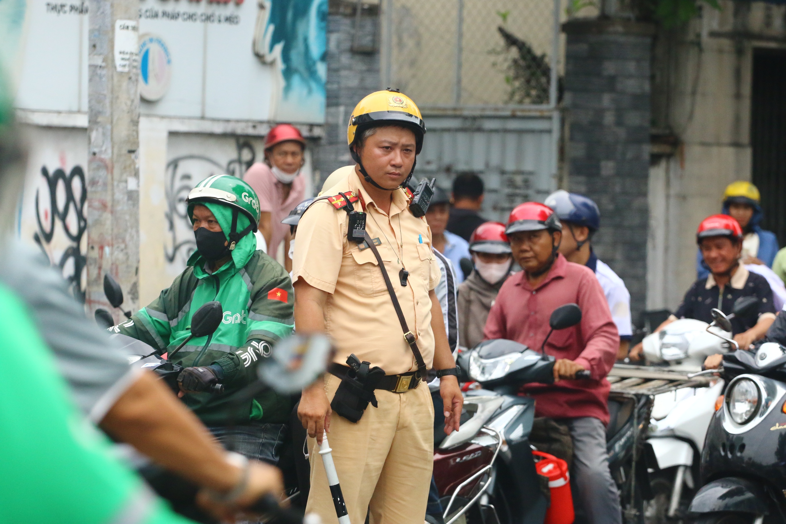 Tp.HCM: Thí sinh cười tươi rời phòng thi lớp 10, nhiều em tự tin đạt 8 điểm Văn- Ảnh 10. Tp.HCM: Thí sinh cười tươi rời phòng thi lớp 10, nhiều em tự tin đạt 8 điểm Văn- Ảnh 10.