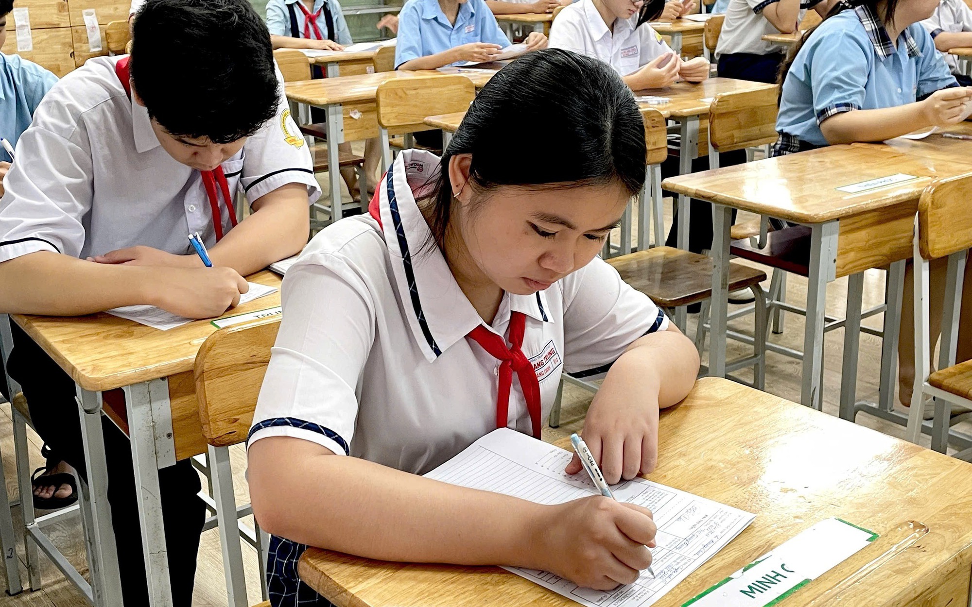 Tp.HCM: Thí sinh cười tươi rời phòng thi lớp 10, nhiều em tự tin đạt 8 điểm Văn- Ảnh 20. Tp.HCM: Thí sinh cười tươi rời phòng thi lớp 10, nhiều em tự tin đạt 8 điểm Văn- Ảnh 20.
