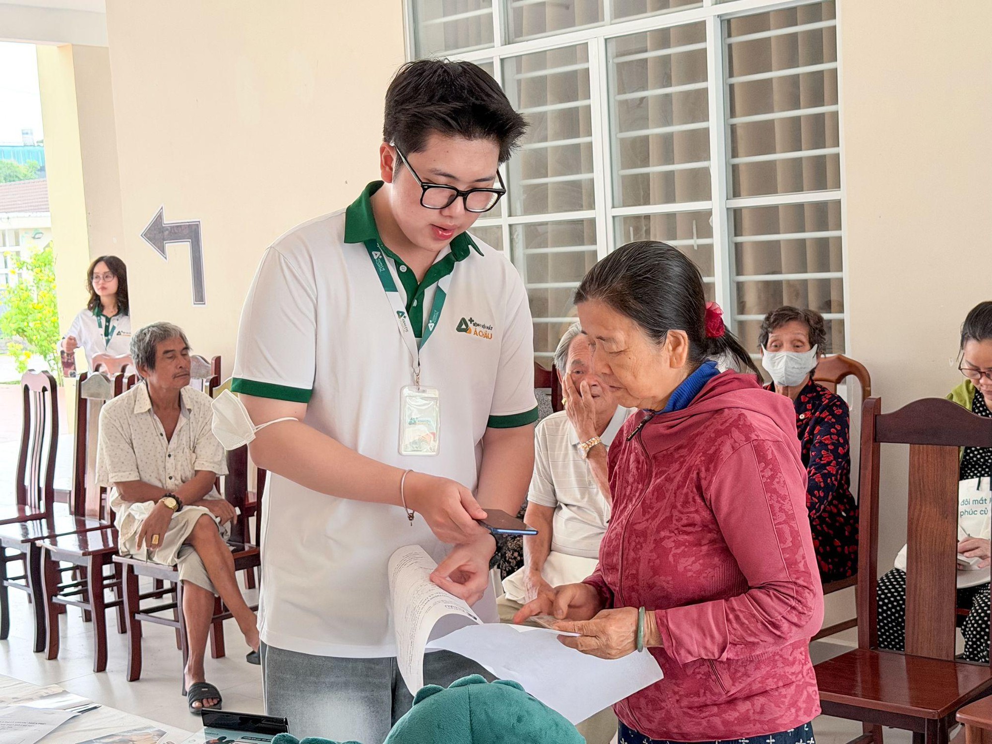 Bệnh viện Mắt &Aacute; Ch&acirc;u kh&aacute;m mắt miễn ph&iacute; cho hơn 300 người d&acirc;n Long Hải- Ảnh 1.