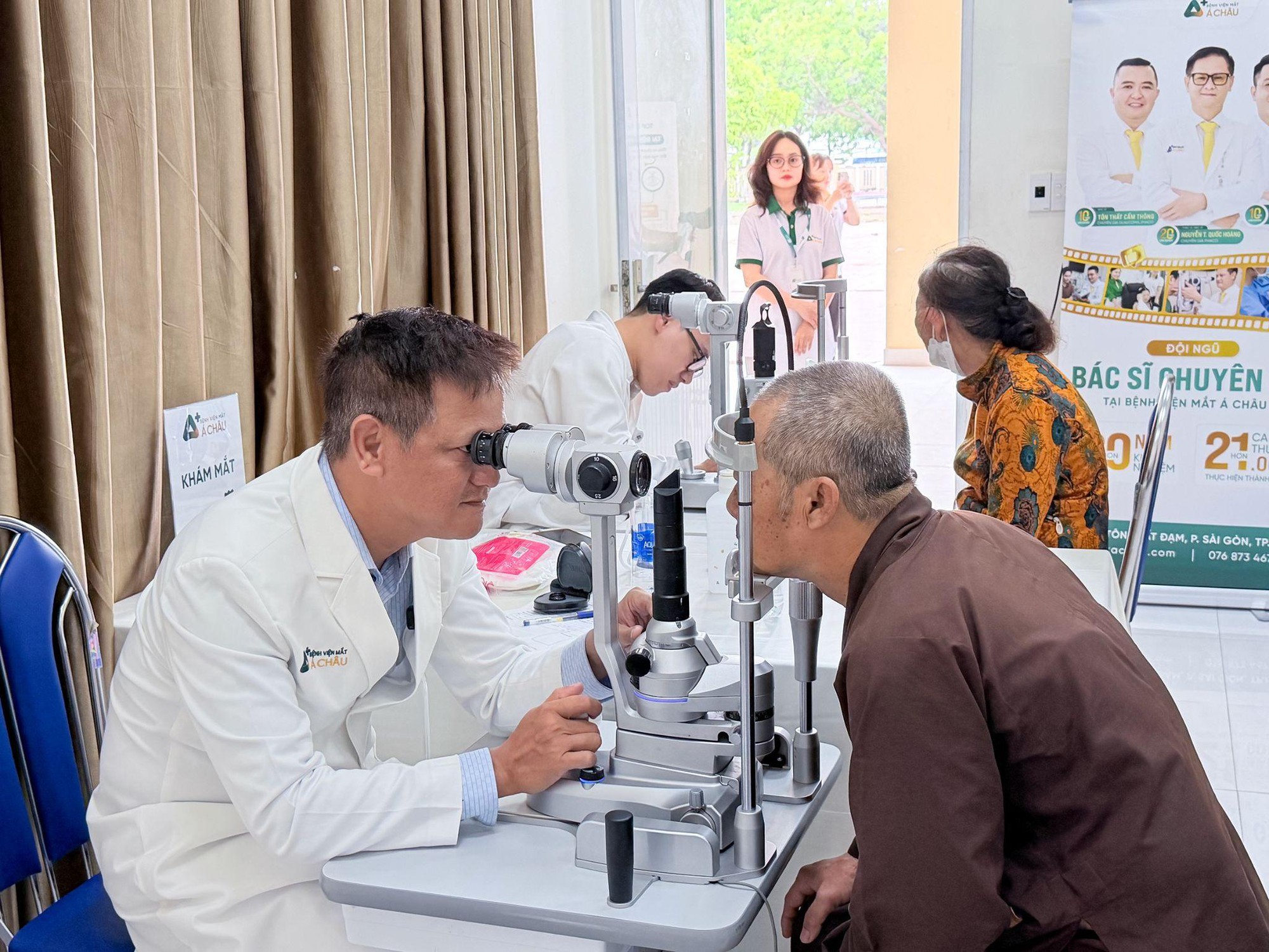 Bệnh viện Mắt &Aacute; Ch&acirc;u kh&aacute;m mắt miễn ph&iacute; cho hơn 300 người d&acirc;n Long Hải- Ảnh 2.