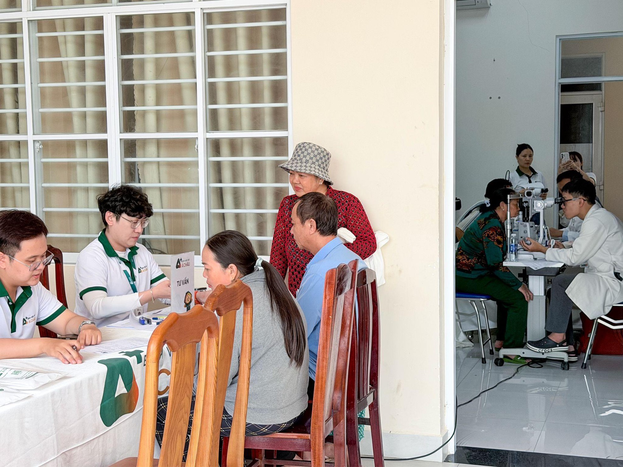Bệnh viện Mắt &Aacute; Ch&acirc;u kh&aacute;m mắt miễn ph&iacute; cho hơn 300 người d&acirc;n Long Hải- Ảnh 3.