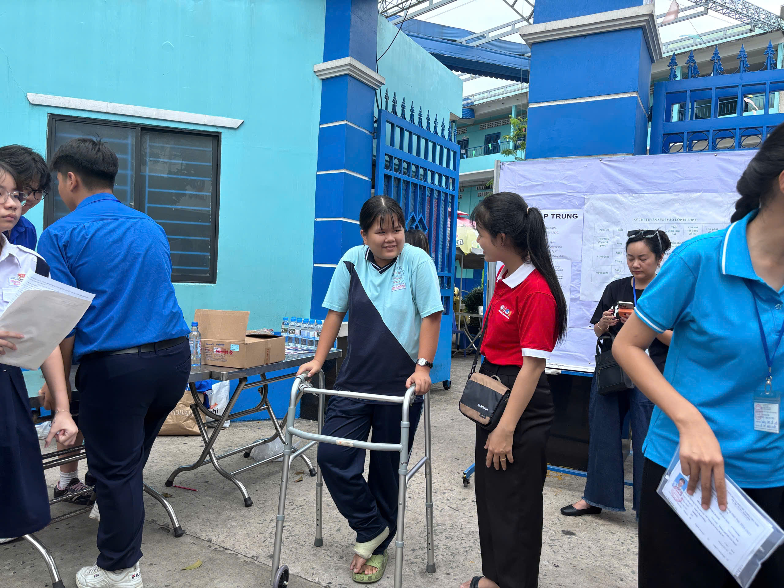 Tp.HCM: Thí sinh cười tươi rời phòng thi lớp 10, nhiều em tự tin đạt 8 điểm Văn- Ảnh 13. Tp.HCM: Thí sinh cười tươi rời phòng thi lớp 10, nhiều em tự tin đạt 8 điểm Văn- Ảnh 13.