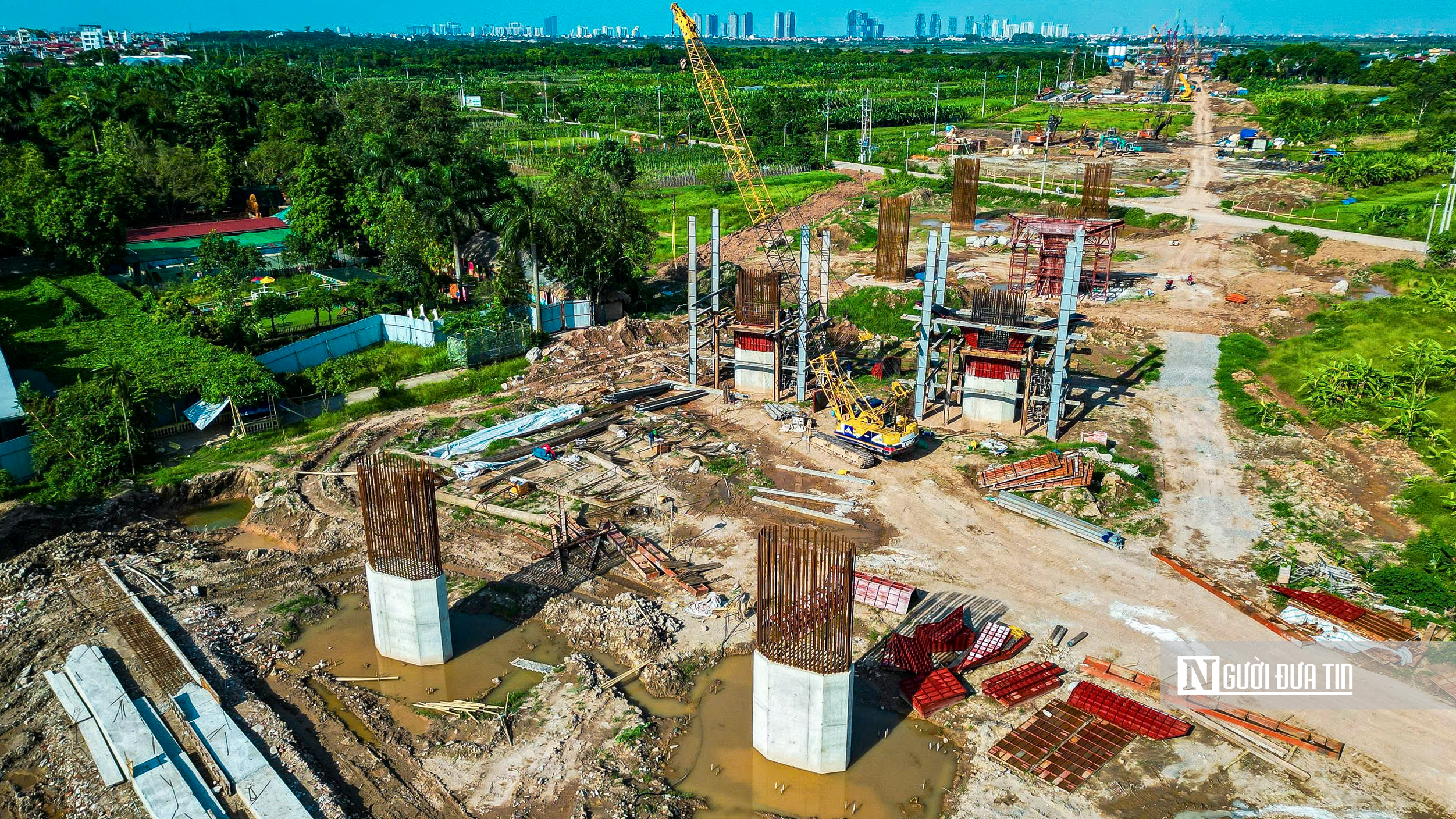 Hà Nội: Cận cảnh loạt trụ cầu vượt sông Hồng lộ diện- Ảnh 9. Hà Nội: Cận cảnh loạt trụ cầu vượt sông Hồng lộ diện- Ảnh 9.