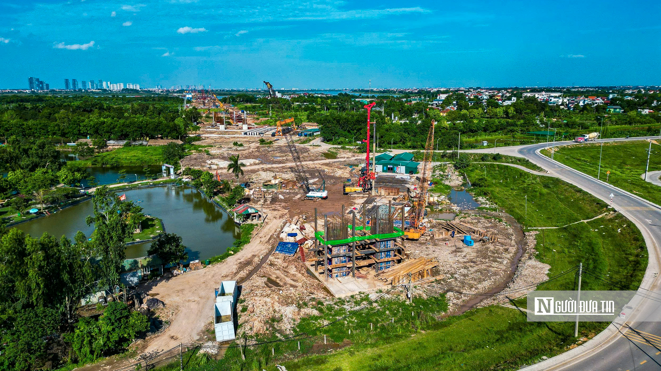 Hà Nội: Cận cảnh loạt trụ cầu vượt sông Hồng lộ diện- Ảnh 8. Hà Nội: Cận cảnh loạt trụ cầu vượt sông Hồng lộ diện- Ảnh 8.