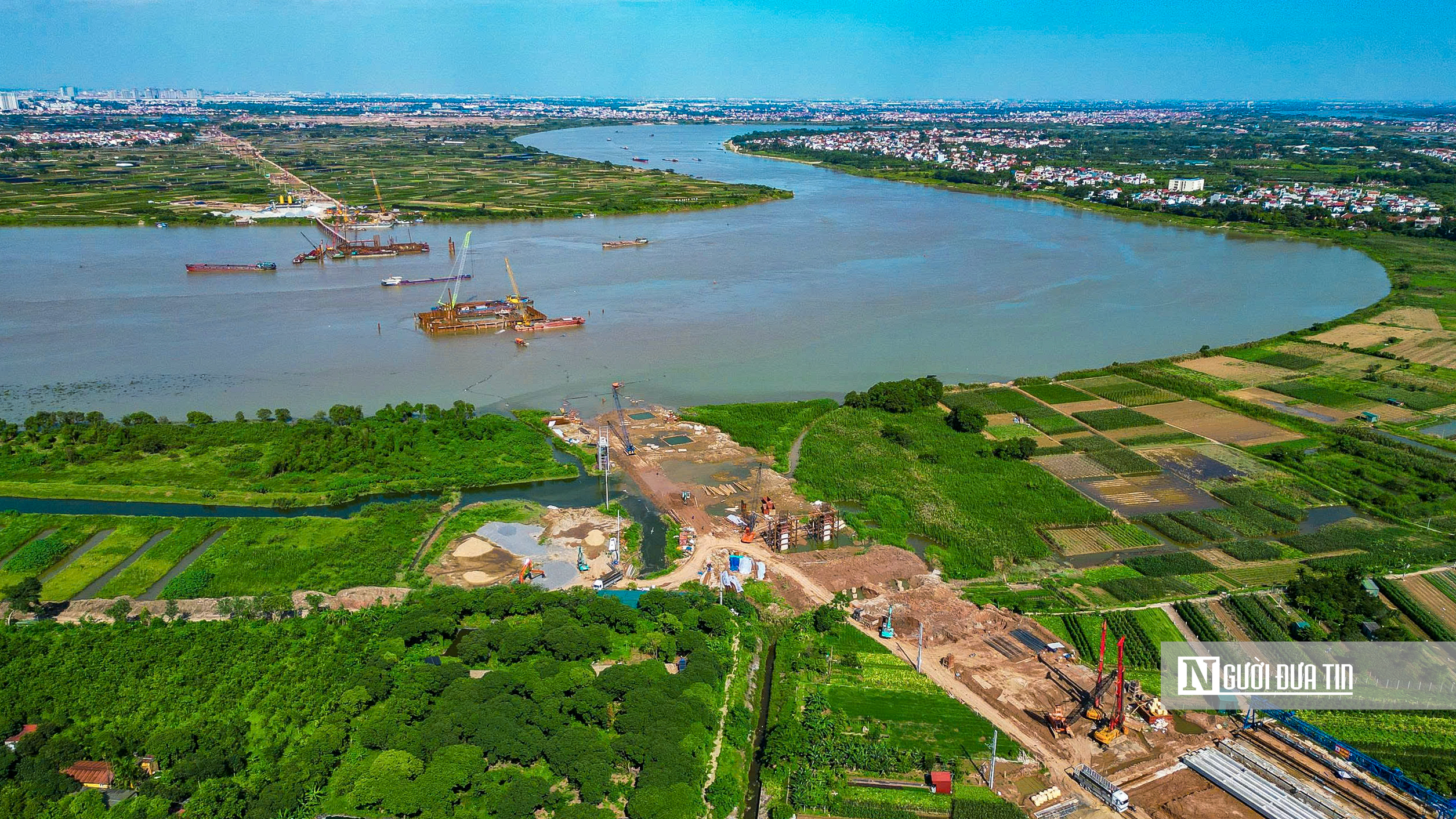 Hà Nội: Cận cảnh loạt trụ cầu vượt sông Hồng lộ diện- Ảnh 11. Hà Nội: Cận cảnh loạt trụ cầu vượt sông Hồng lộ diện- Ảnh 11.