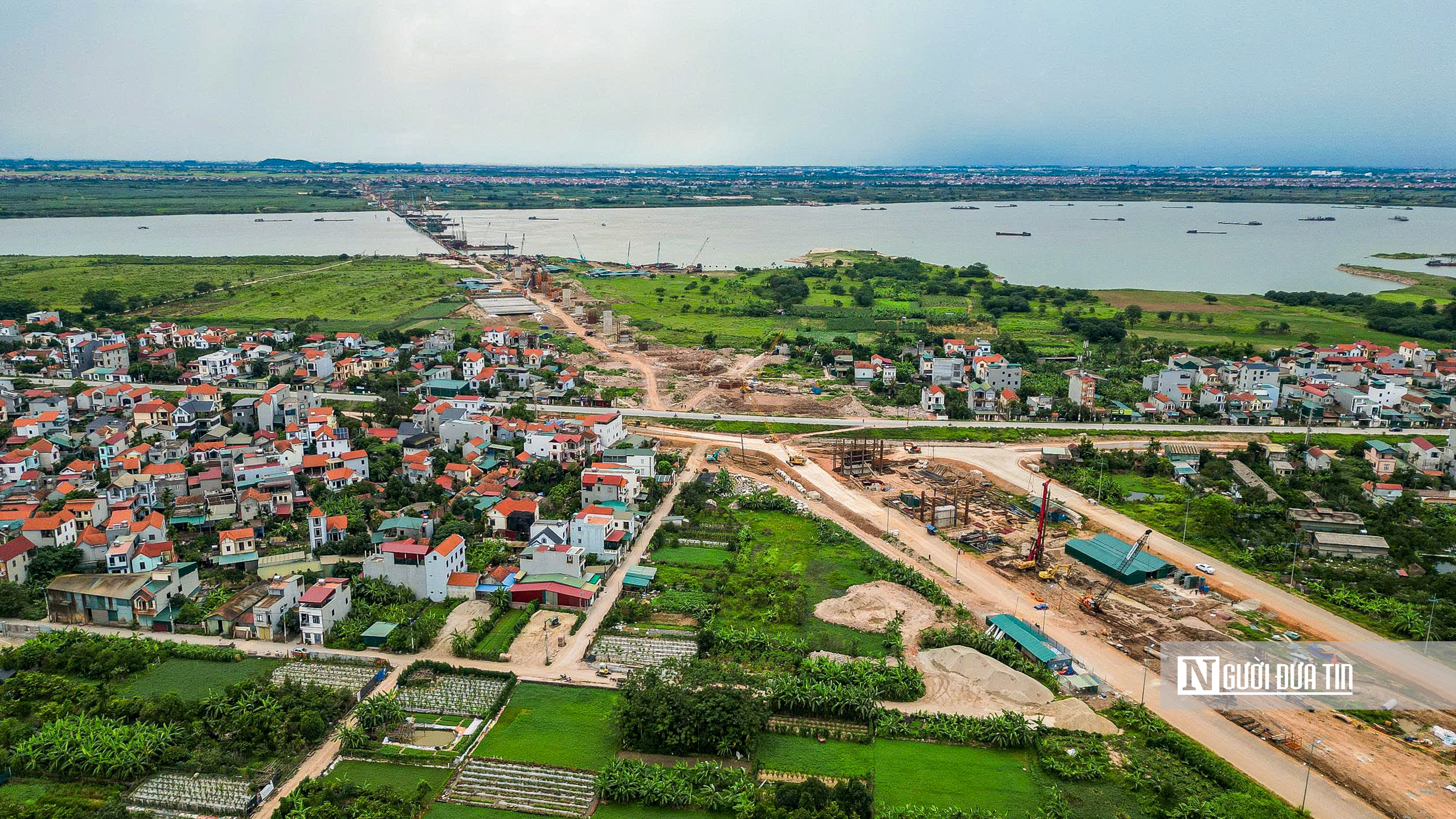 Hà Nội: Cận cảnh loạt trụ cầu vượt sông Hồng lộ diện- Ảnh 1. Hà Nội: Cận cảnh loạt trụ cầu vượt sông Hồng lộ diện- Ảnh 1.