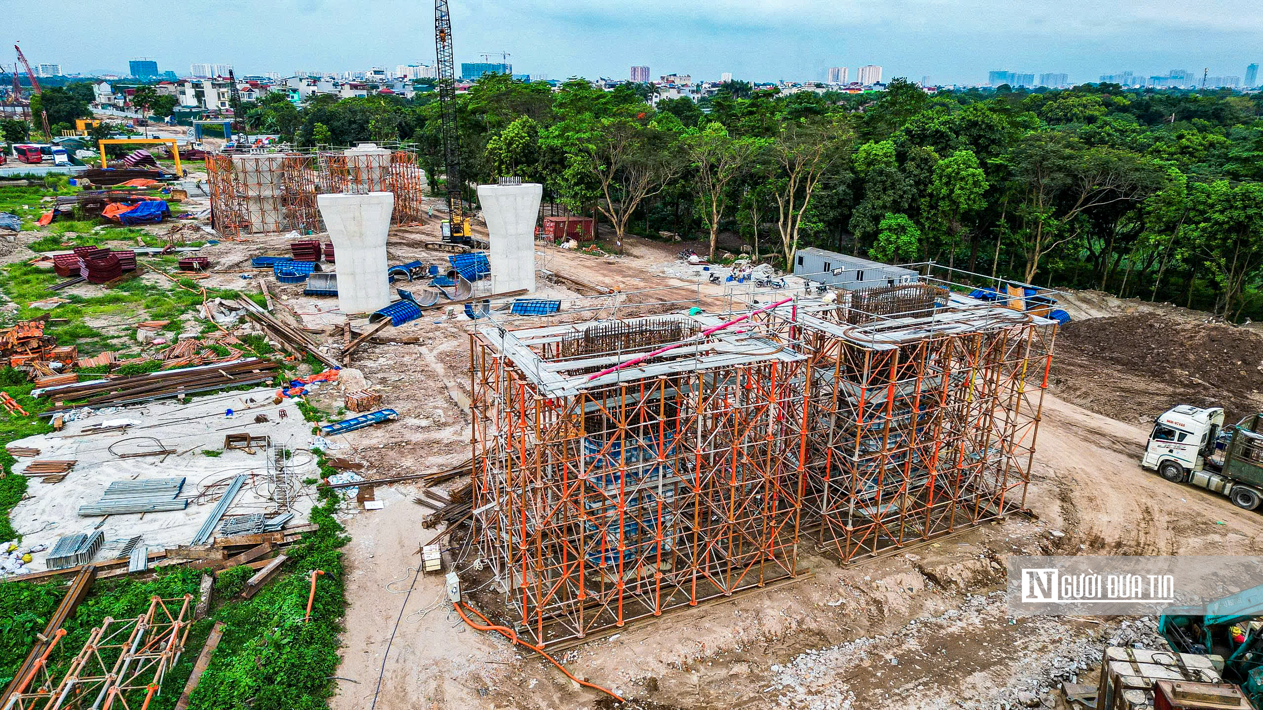 Hà Nội: Cận cảnh loạt trụ cầu vượt sông Hồng lộ diện- Ảnh 4. Hà Nội: Cận cảnh loạt trụ cầu vượt sông Hồng lộ diện- Ảnh 4.