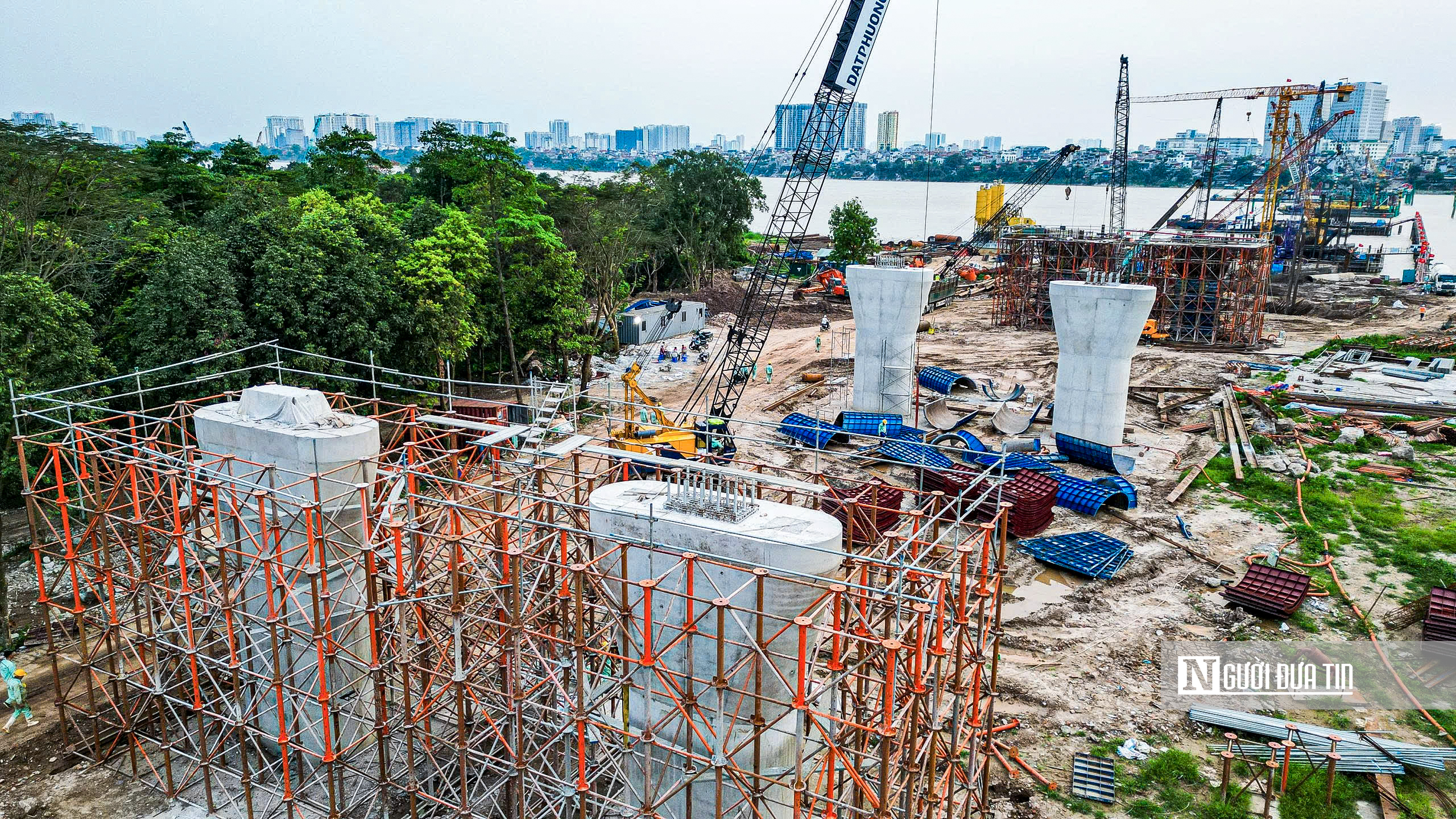 Hà Nội: Cận cảnh loạt trụ cầu vượt sông Hồng lộ diện- Ảnh 5. Hà Nội: Cận cảnh loạt trụ cầu vượt sông Hồng lộ diện- Ảnh 5.