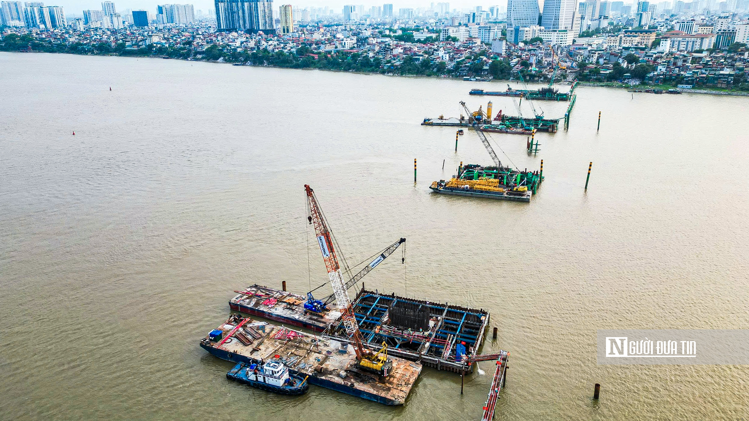 Hà Nội: Cận cảnh loạt trụ cầu vượt sông Hồng lộ diện- Ảnh 6. Hà Nội: Cận cảnh loạt trụ cầu vượt sông Hồng lộ diện- Ảnh 6.