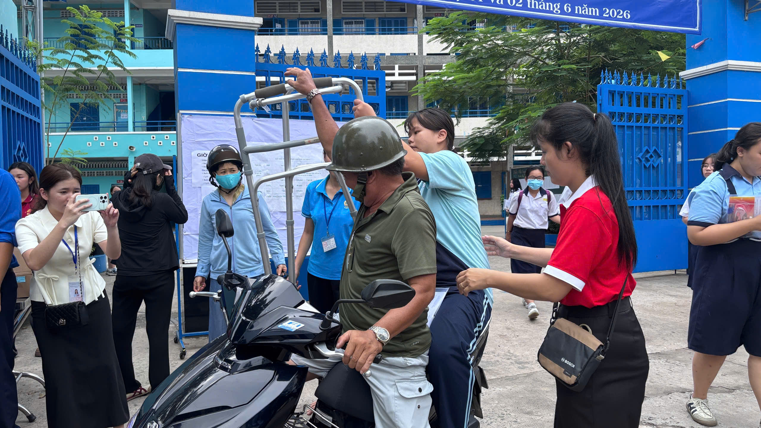 Tp.HCM: Thí sinh cười tươi rời phòng thi lớp 10, nhiều em tự tin đạt 8 điểm Văn- Ảnh 12. Tp.HCM: Thí sinh cười tươi rời phòng thi lớp 10, nhiều em tự tin đạt 8 điểm Văn- Ảnh 12.