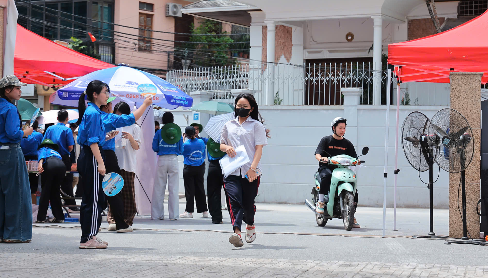Hơn 1,22 triệu thí sinh trên cả nước bước vào kỳ thi tốt nghiệp THPT - Ảnh 15.