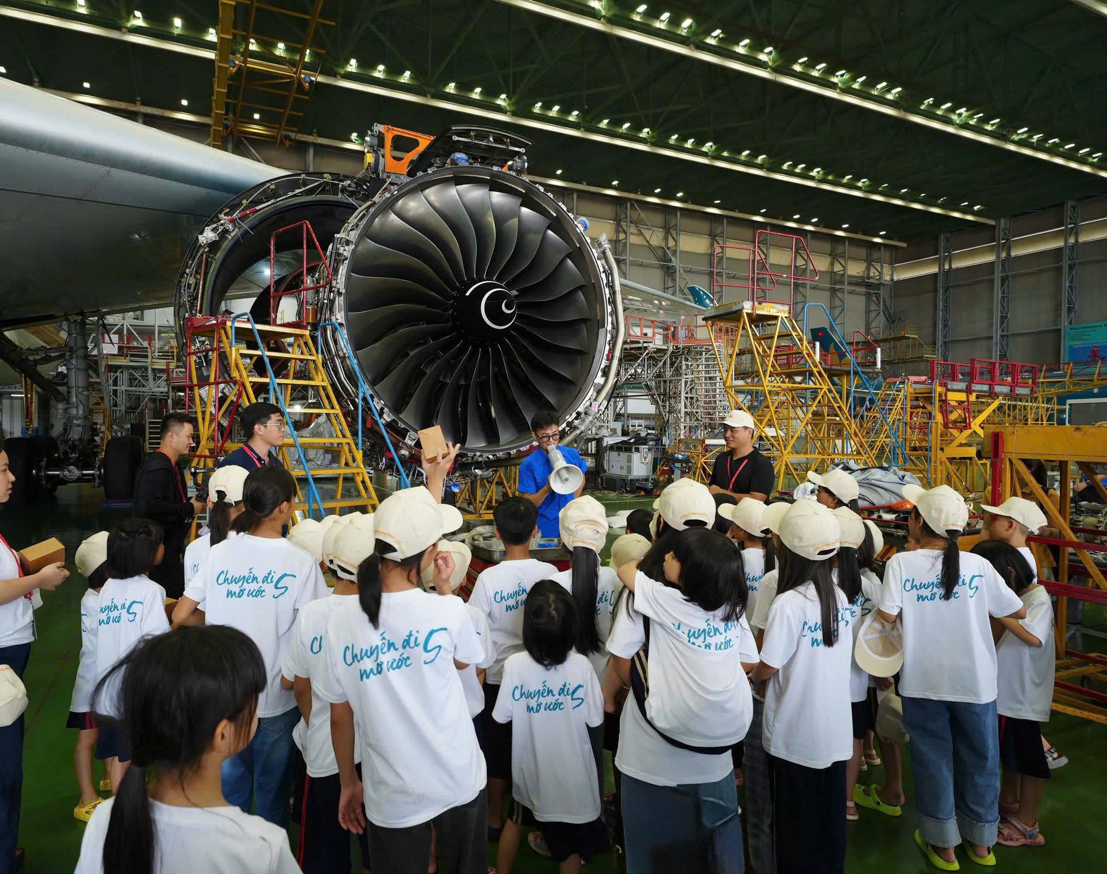 Vietnam Airlines cùng đối tác đưa 100 em nhỏ có hoàn cảnh đặc biệt tham gia Vietnam Airlines cùng đối tác đưa 100 em nhỏ có hoàn cảnh đặc biệt tham gia