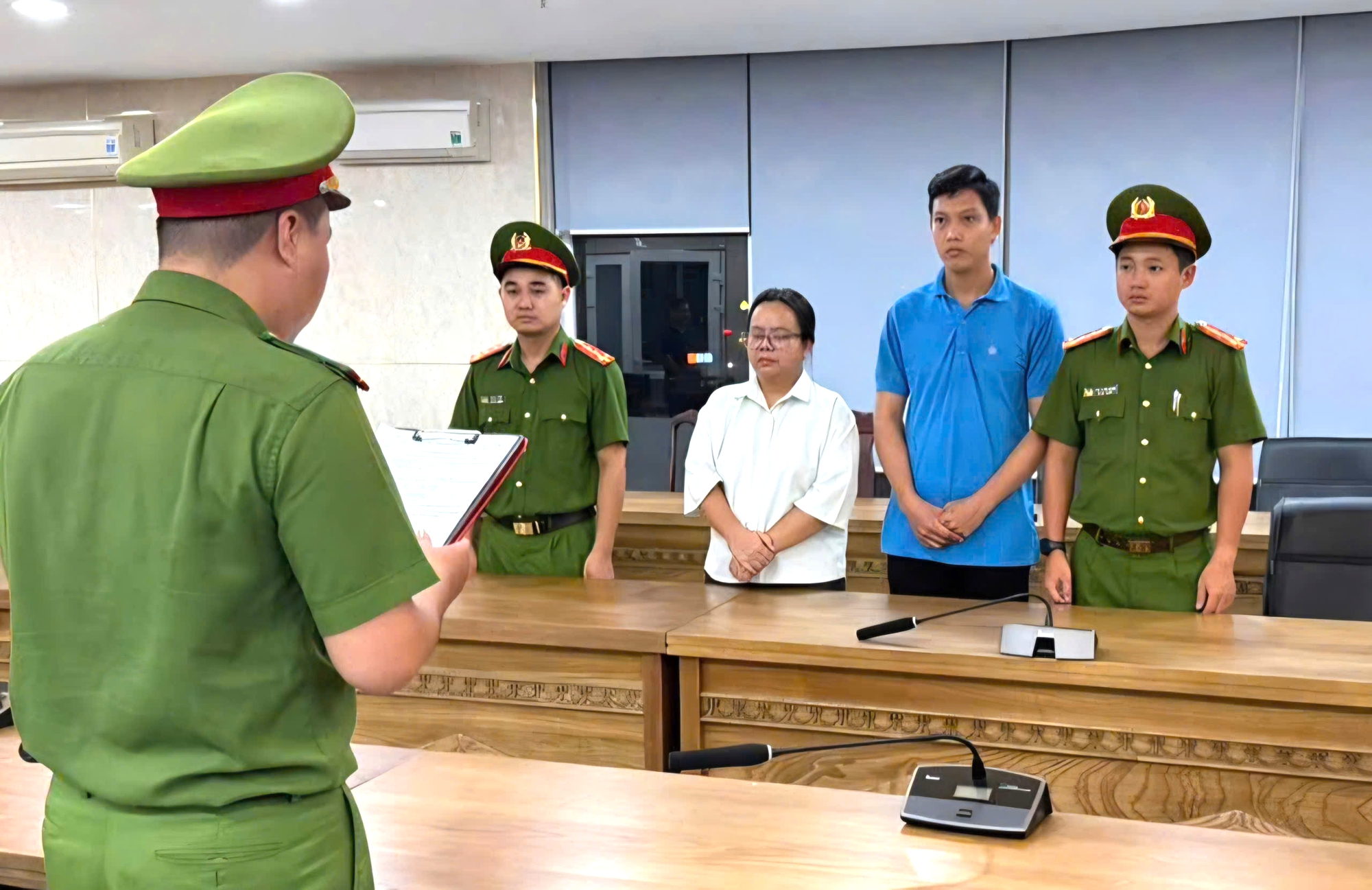 Triệt phá đường dây bán sách tiếng Anh lậu thu hơn 1,5 tỷ đồng, bắt tạm giam 3 đối tượng - Ảnh 1.