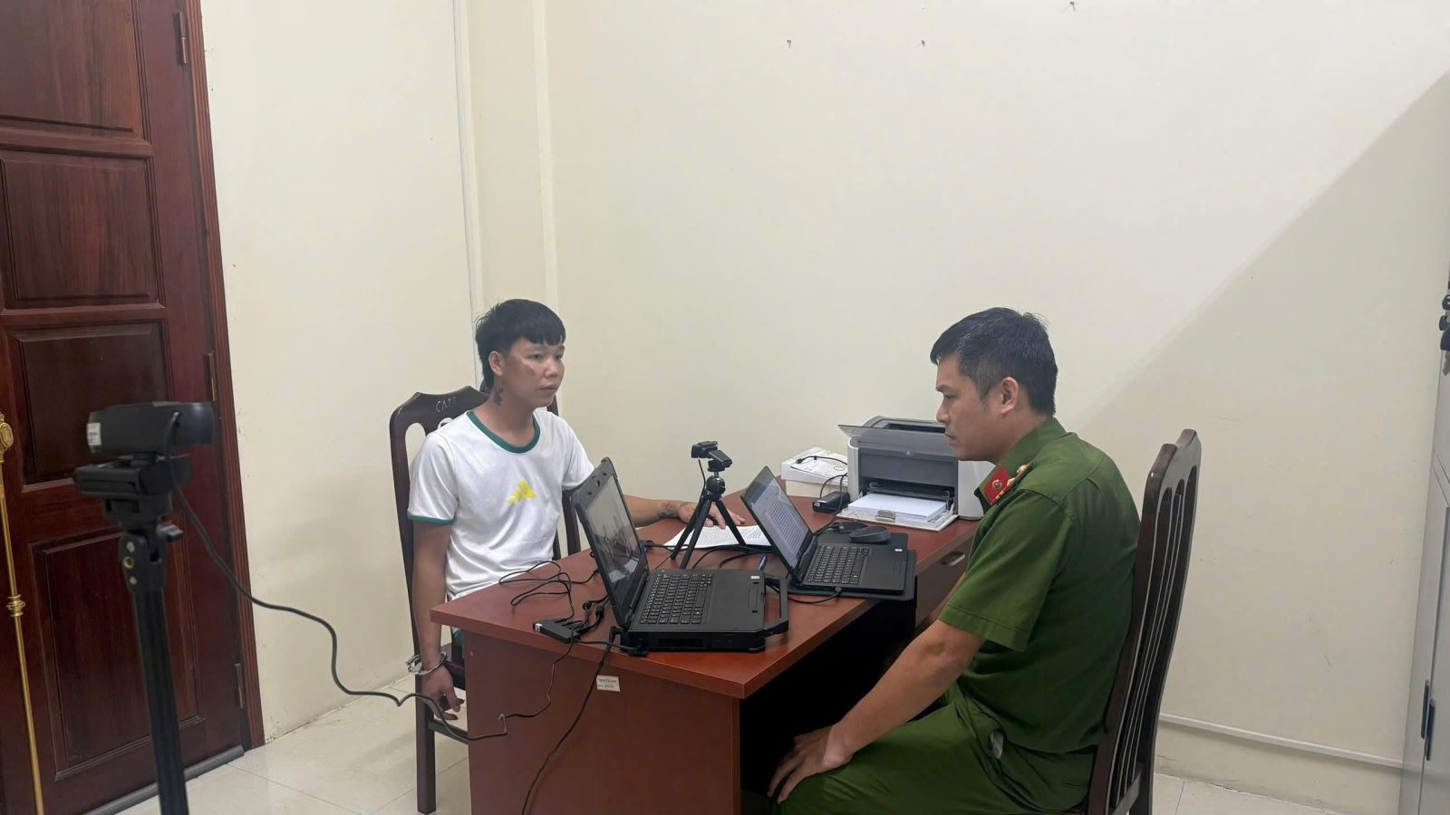 Khởi tố 2 đối tượng 