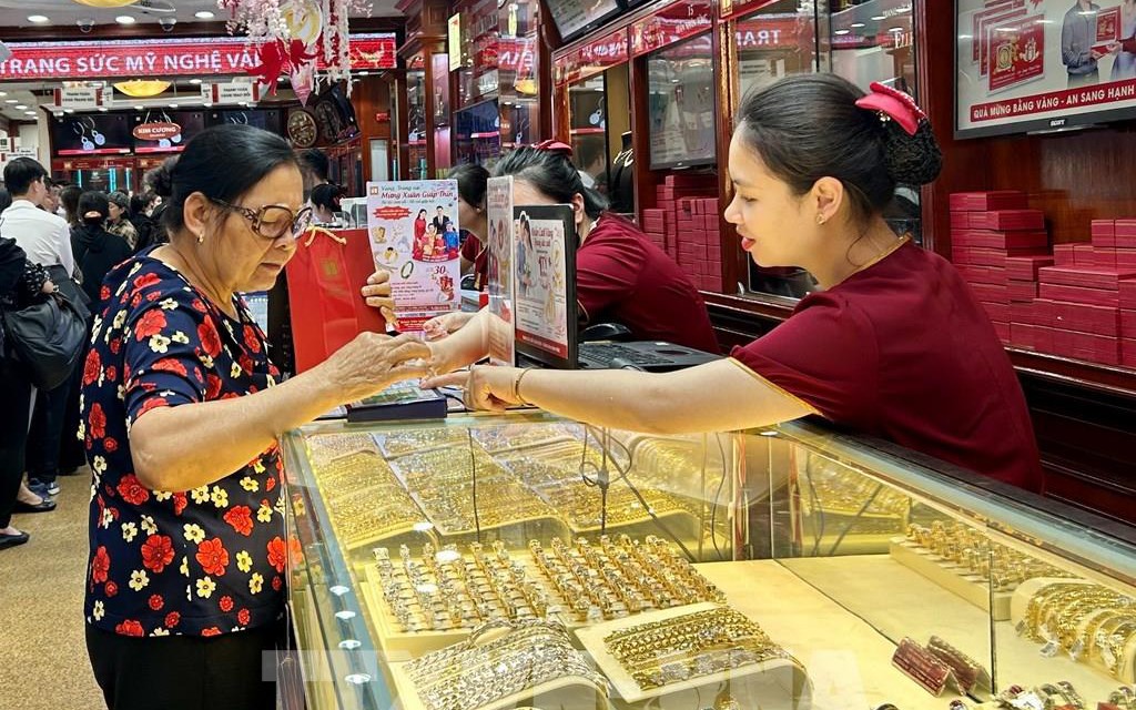 Giá vàng hôm nay (10/6): Tiếp đà rơi thẳng đứng, đã đến lúc bắt đáy?- Ảnh 1. Giá vàng hôm nay (10/6): Tiếp đà rơi thẳng đứng, đã đến lúc bắt đáy?- Ảnh 1.