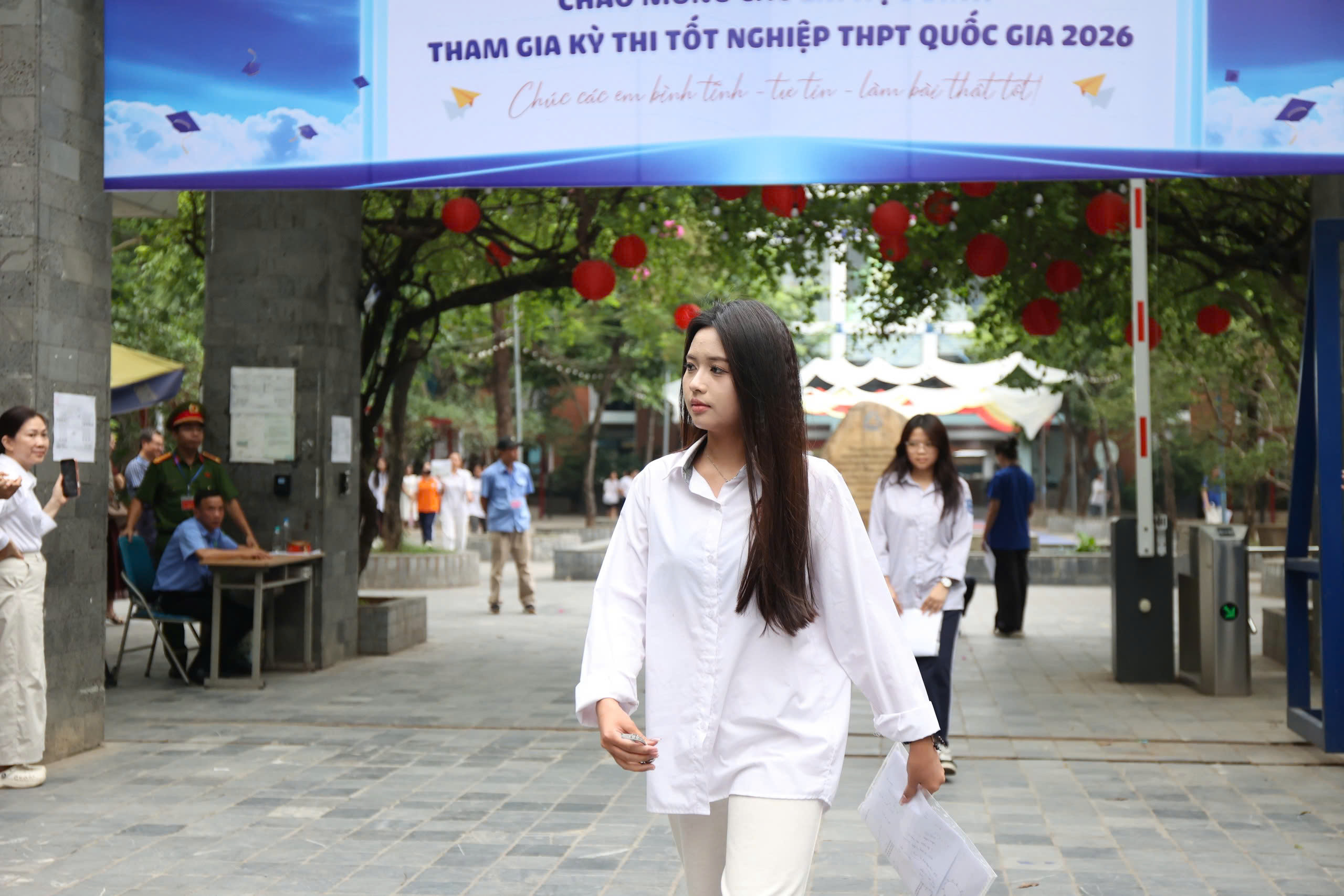 Hoàn thành ngày thi tốt nghiệp THPT đầu tiên, thí sinh tự tin đạt 10 điểm môn Toán- Ảnh 8.