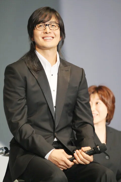 "Ông hoàng" Hallyu Bae Yong Joon bất ngờ xuất hiện cũng bà xã - Ảnh 4.