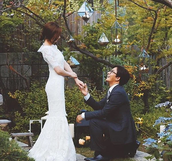 "Ông hoàng" Hallyu Bae Yong Joon bất ngờ xuất hiện cũng bà xã - Ảnh 2.