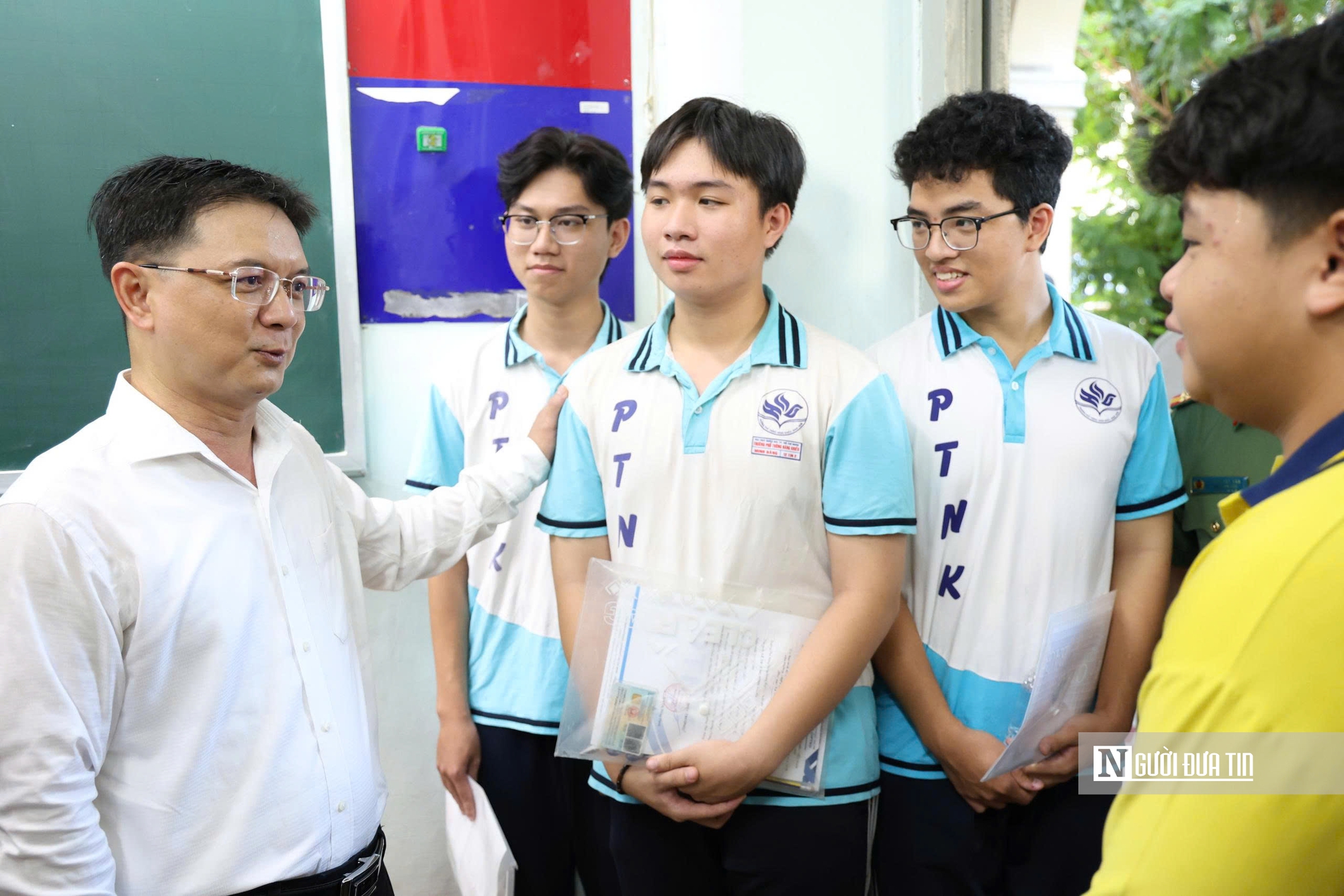 Lãnh đạo Tp.HCM động viên các thí sinh trước giờ thi tốt nghiệp THPT- Ảnh 2. Lãnh đạo Tp.HCM động viên các thí sinh trước giờ thi tốt nghiệp THPT- Ảnh 2.