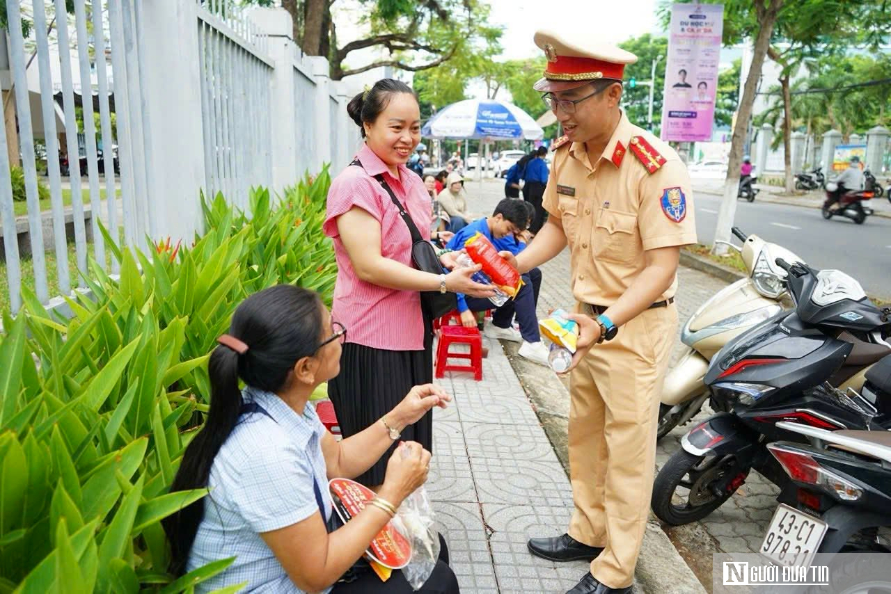Đà Nẵng: Giữ an toàn từ cổng trường đến phòng thi, hỗ trợ thí sinh gặp sự cố những ngày "vượt vũ môn" - Ảnh 2. Đà Nẵng: Giữ an toàn từ cổng trường đến phòng thi, hỗ trợ thí sinh gặp sự cố những ngày "vượt vũ môn" - Ảnh 2.