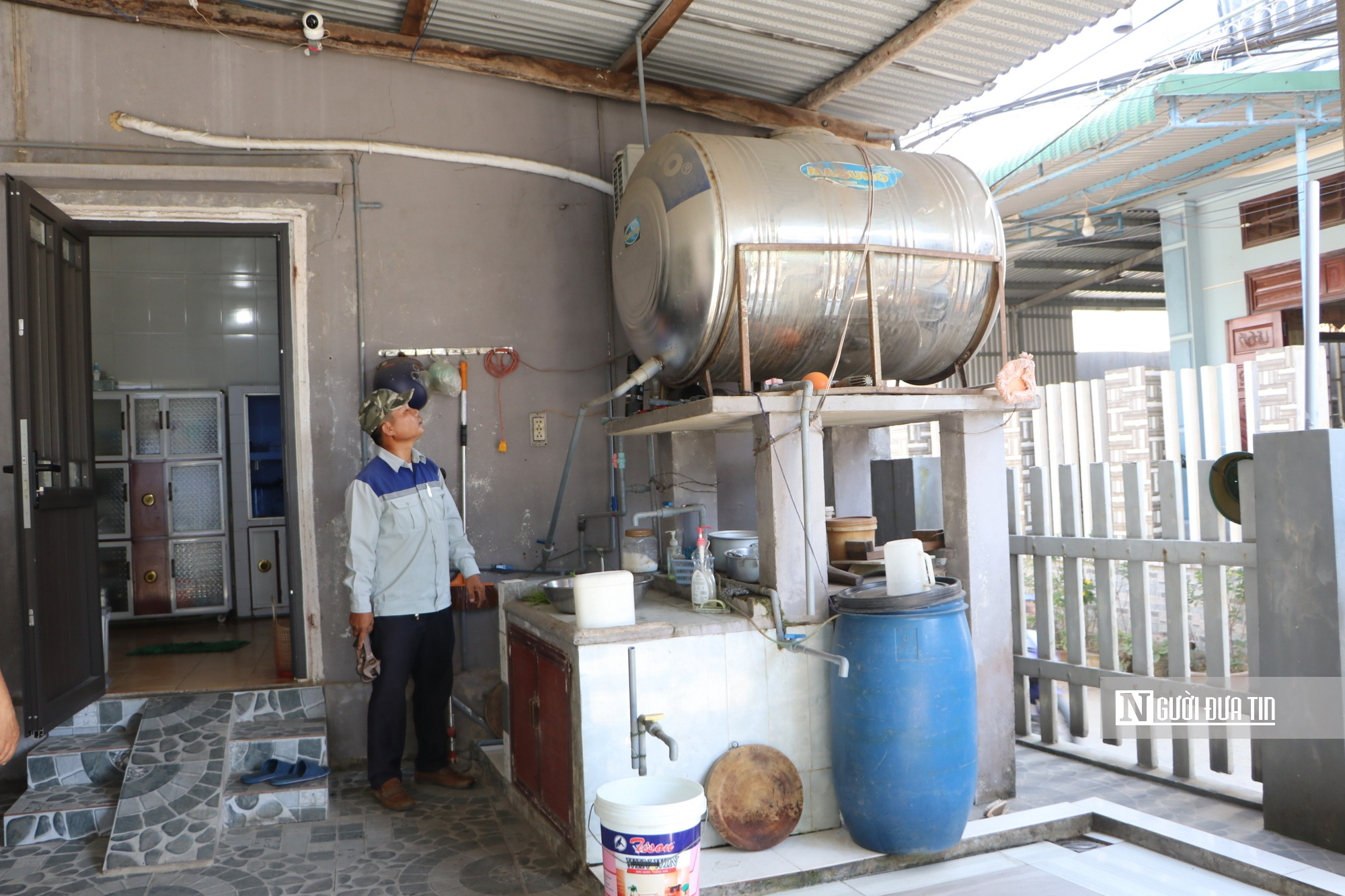 Quảng Ng&atilde;i: Nước ngầm nhiễm mặn, nước sạch "nhỏ giọt", người d&acirc;n mong sớm ho&agrave;n th&agrave;nh trạm tăng &aacute;p- Ảnh 2.