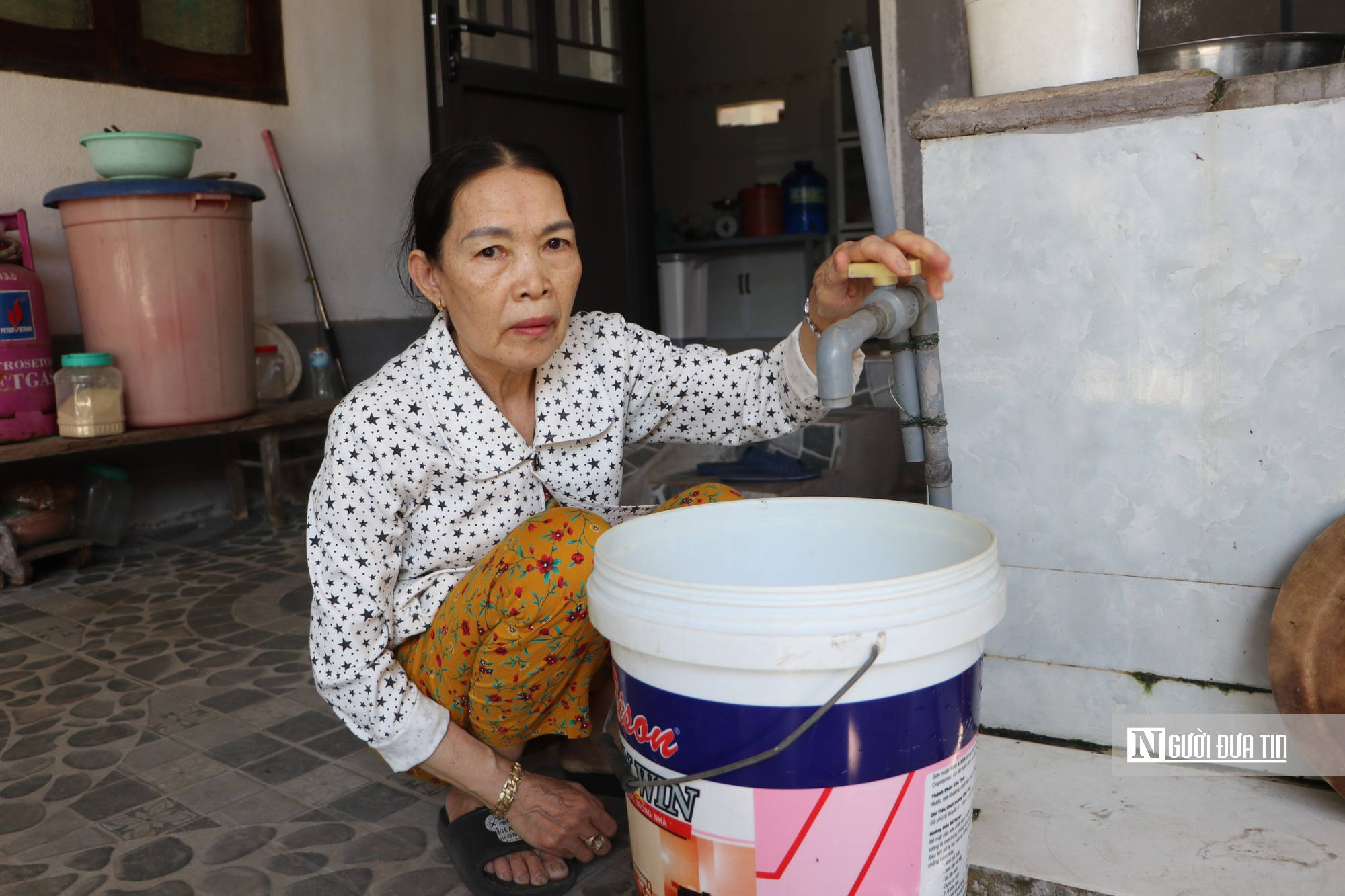 Quảng Ng&atilde;i: Nước ngầm nhiễm mặn, nước sạch "nhỏ giọt", người d&acirc;n mong sớm ho&agrave;n th&agrave;nh trạm tăng &aacute;p- Ảnh 1.