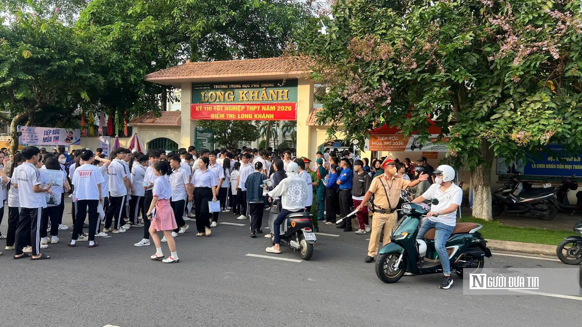 5km nghẹt thở đưa th&iacute; sinh kịp giờ thi tốt nghiệp của CSGT- Ảnh 2.